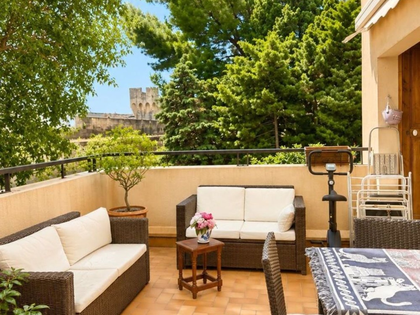 AVIGNON : Appartement avec terrasse et stationnement privatif intramuros