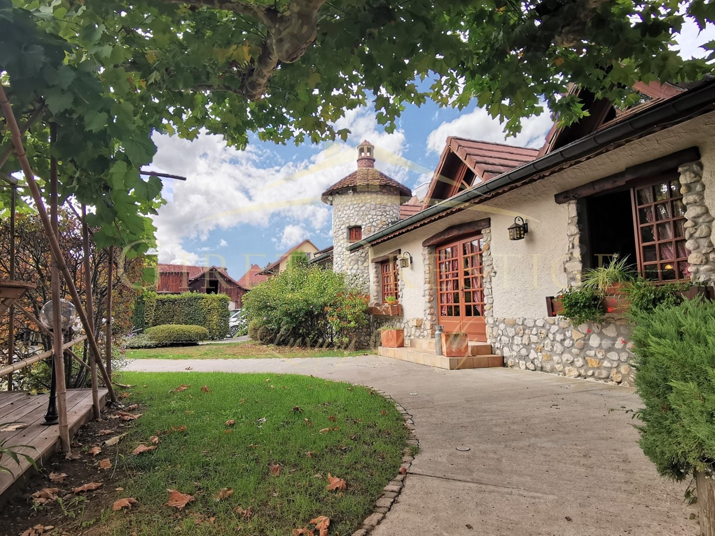 Immeuble (restaurant) + maison individuelle et atelier - SAINT-GENIX-LES-VILLAGES (30min CHAMBERY) - Murs et f