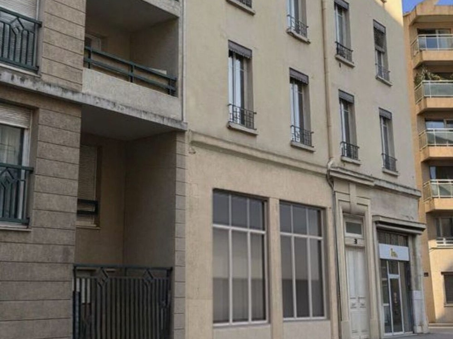 Au coeur du quartier Part Dieu , proche du cours Garibald....