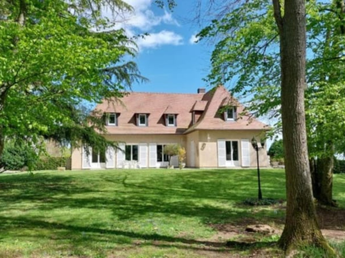 Louversay- Maison familiale 7 pièces -4 ch 182M²