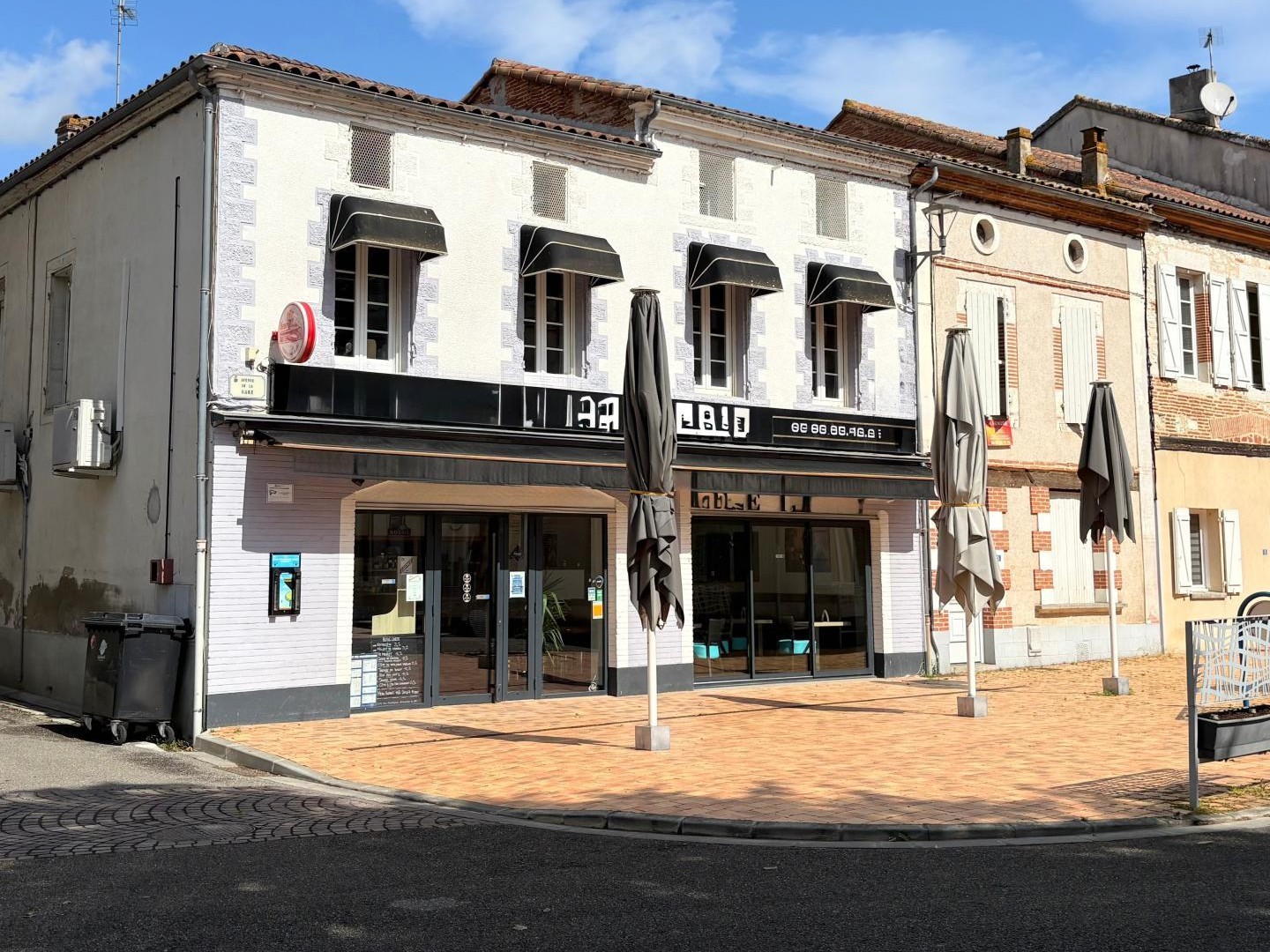 Bâtiment mixte - Emplacement stratégique à Valence-d'Agen