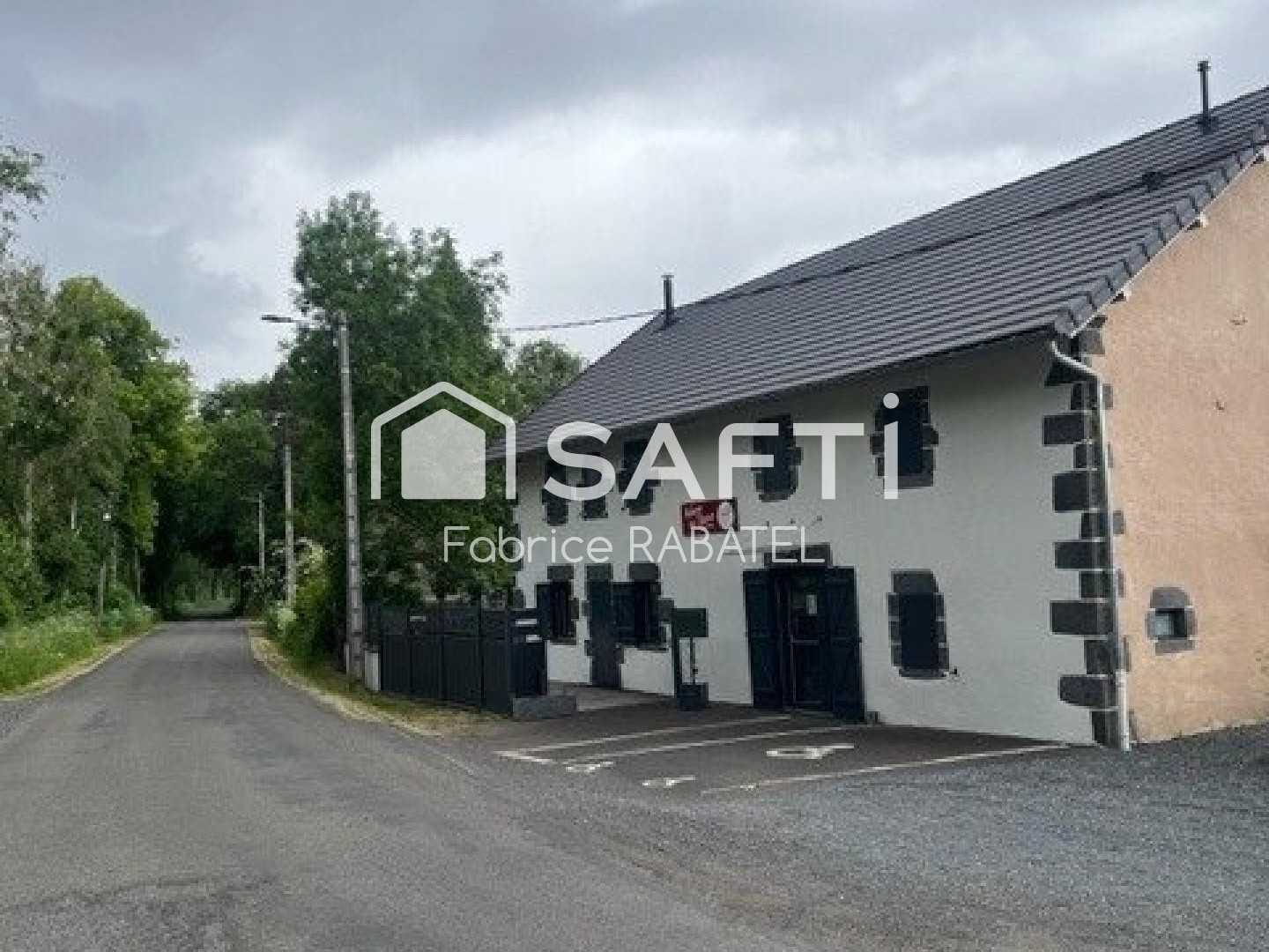 Magasin à vendre - 3 pièces - 230m2 - Mazaye (63230)