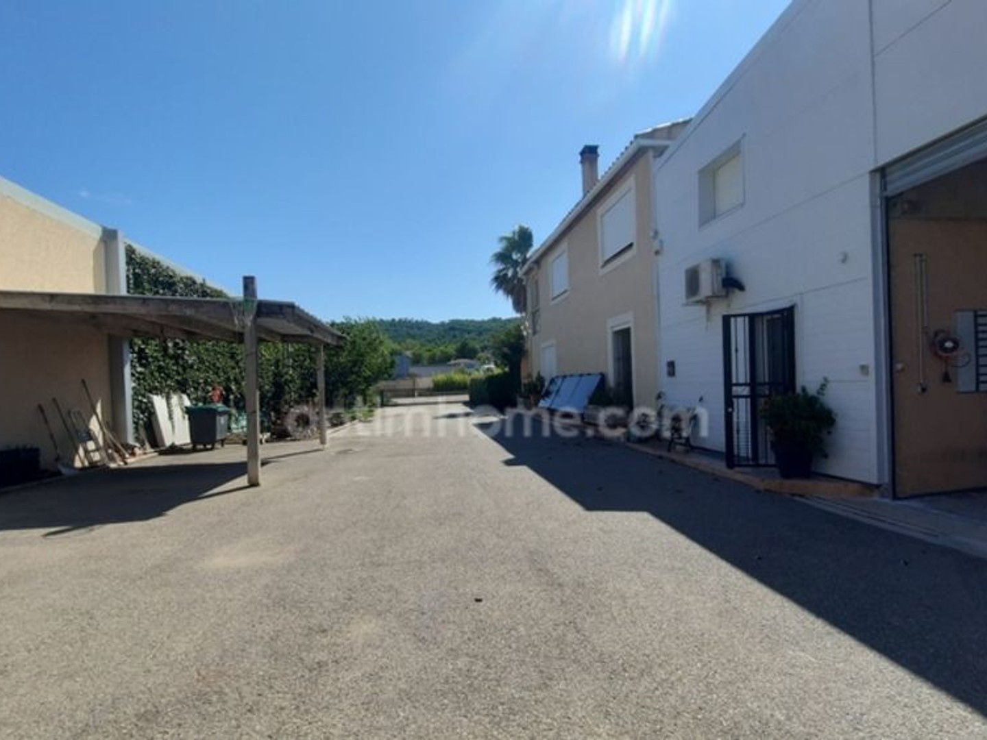 Chateauneuf-les-Martigues, ZAC La Valampe : Locaux professionnels / Bureaux / Ateliers / hangars + Maison avec piscine