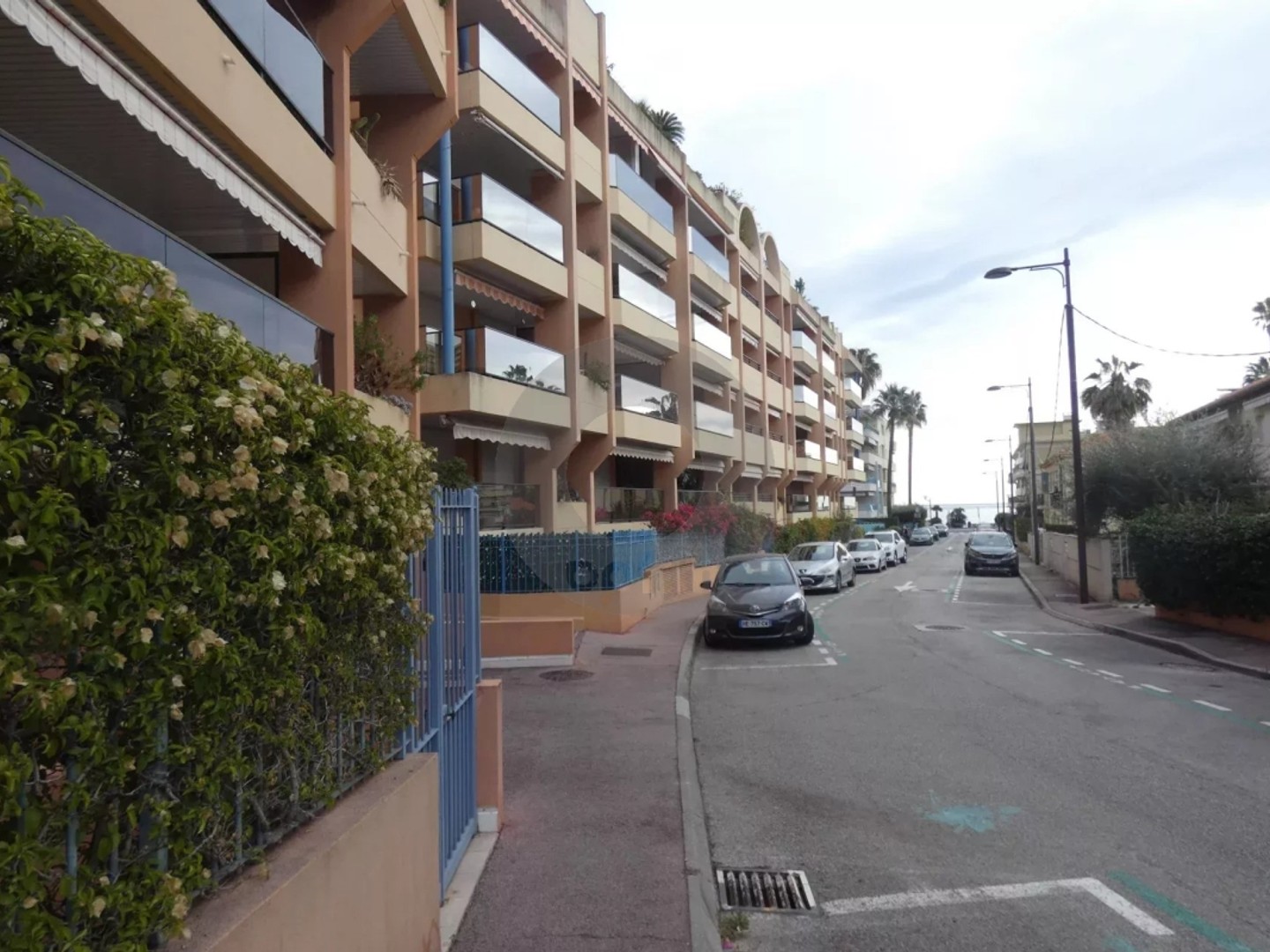 ROQUEBRUNE GARAGE FERME QUARTIER PLAGE