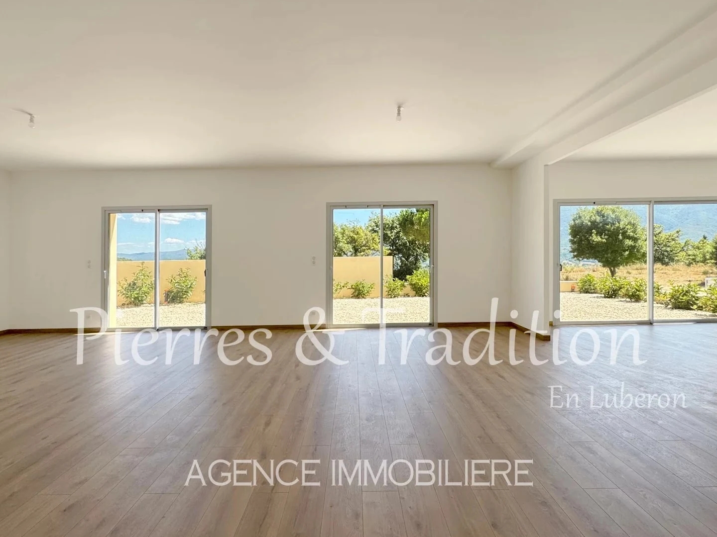 Maison à vendre - 6 pièces - 240m2 - Saint-Martin-De-C... (84750)