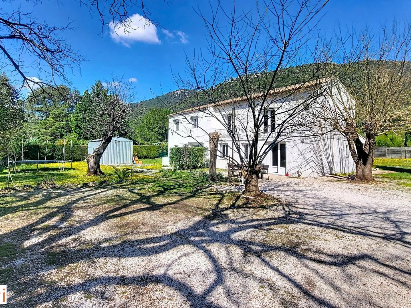 Maison T7 + studio en campagne au calme