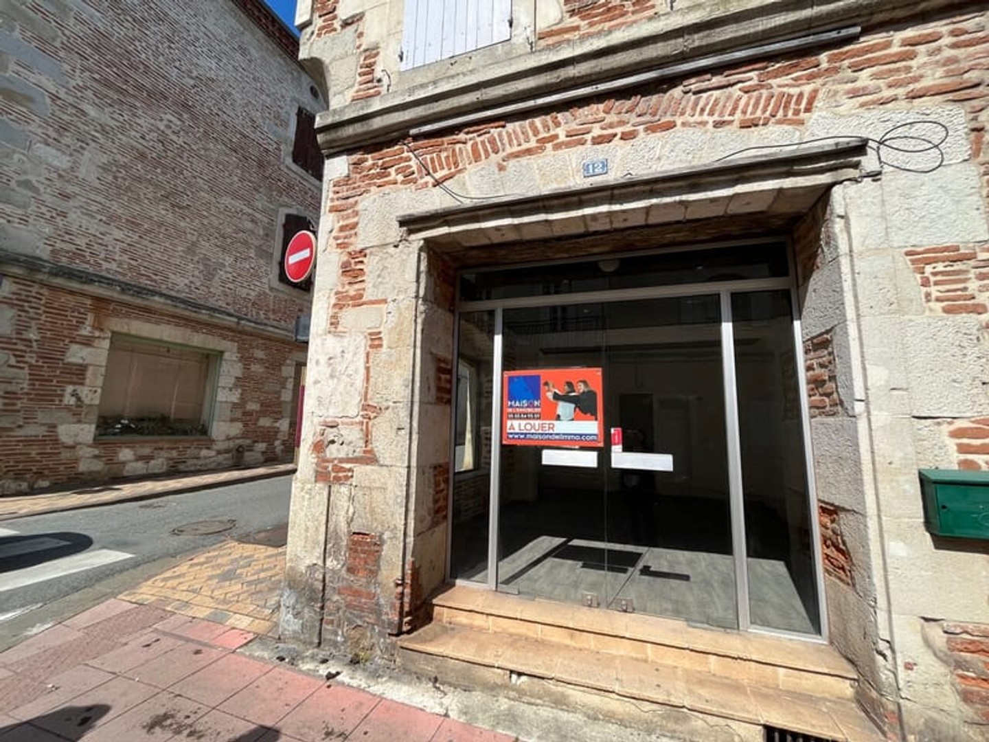 Villeneuve sur Lot, rive gauche, dans une rue proche du centre ville, en ANGLE, local commercial de 35 m², lumineux. Première pièce d'accueil de 24 m², bureau avec fenêtre de 8 m², WC. Les informations sur les risques auxquels ce bien est exposé sont disp