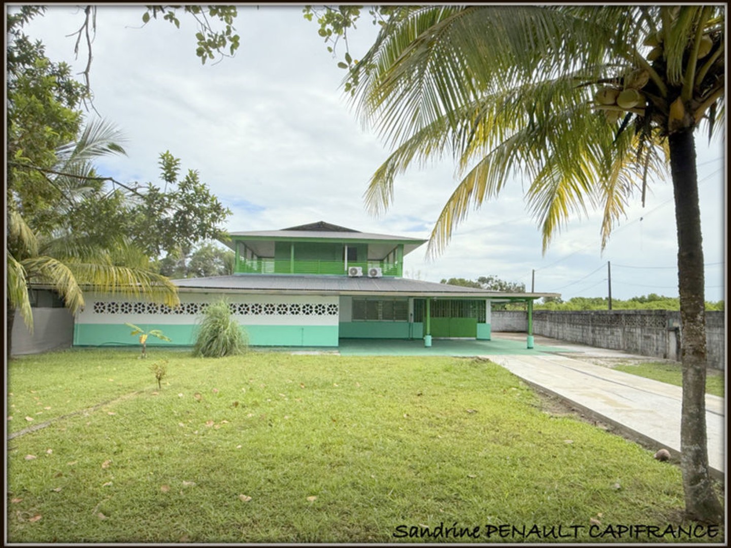 A VENDRE A KOUROU (GUYANE FRANCAISE) UNE CHARMANTE PROPRIETE DE 486 m² - DEUX APPARTEMENTS T3 - UN STUDIO - SUPERFICIE DU TERRAI