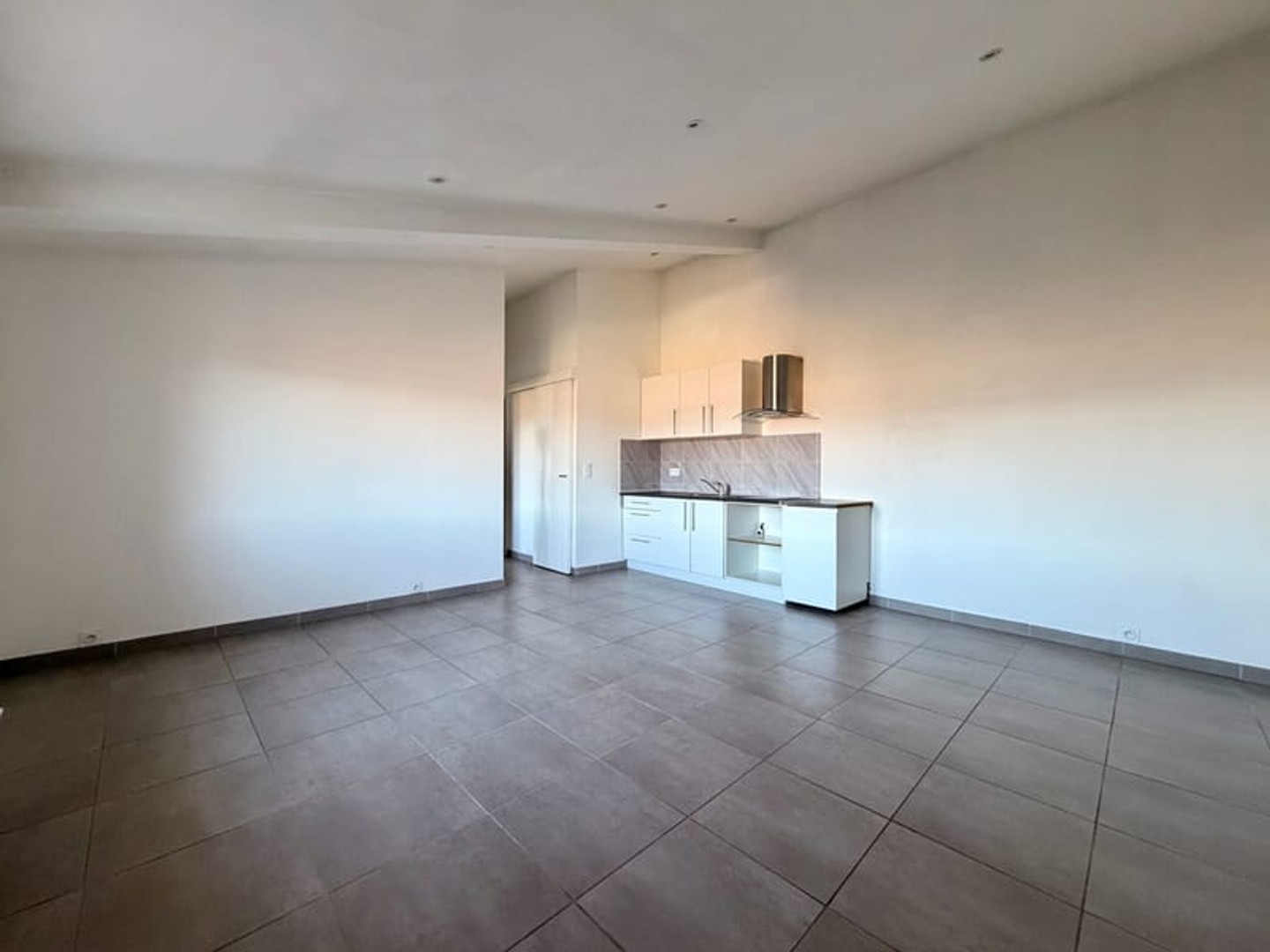 PIERREFEU-DU-VAR - APPARTEMENT T2 AU DERNIER ETAGE AVEC VUE PANORAMIQUE