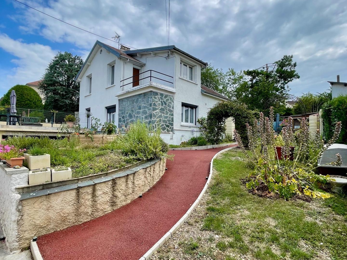 Maison en plein centre ville,sans travaux et au calme.