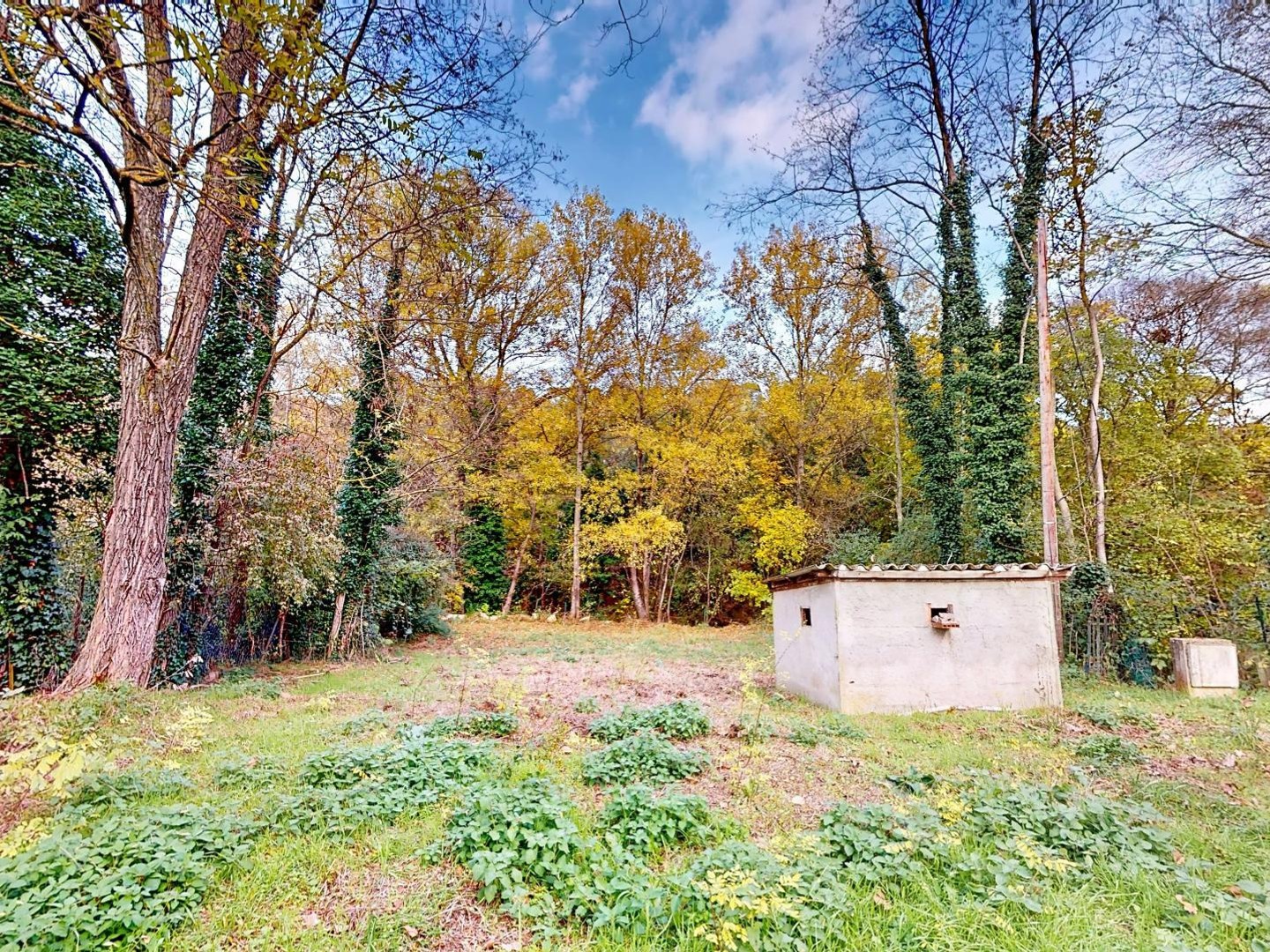 Maison mitoyenne avec jardin non attenant.