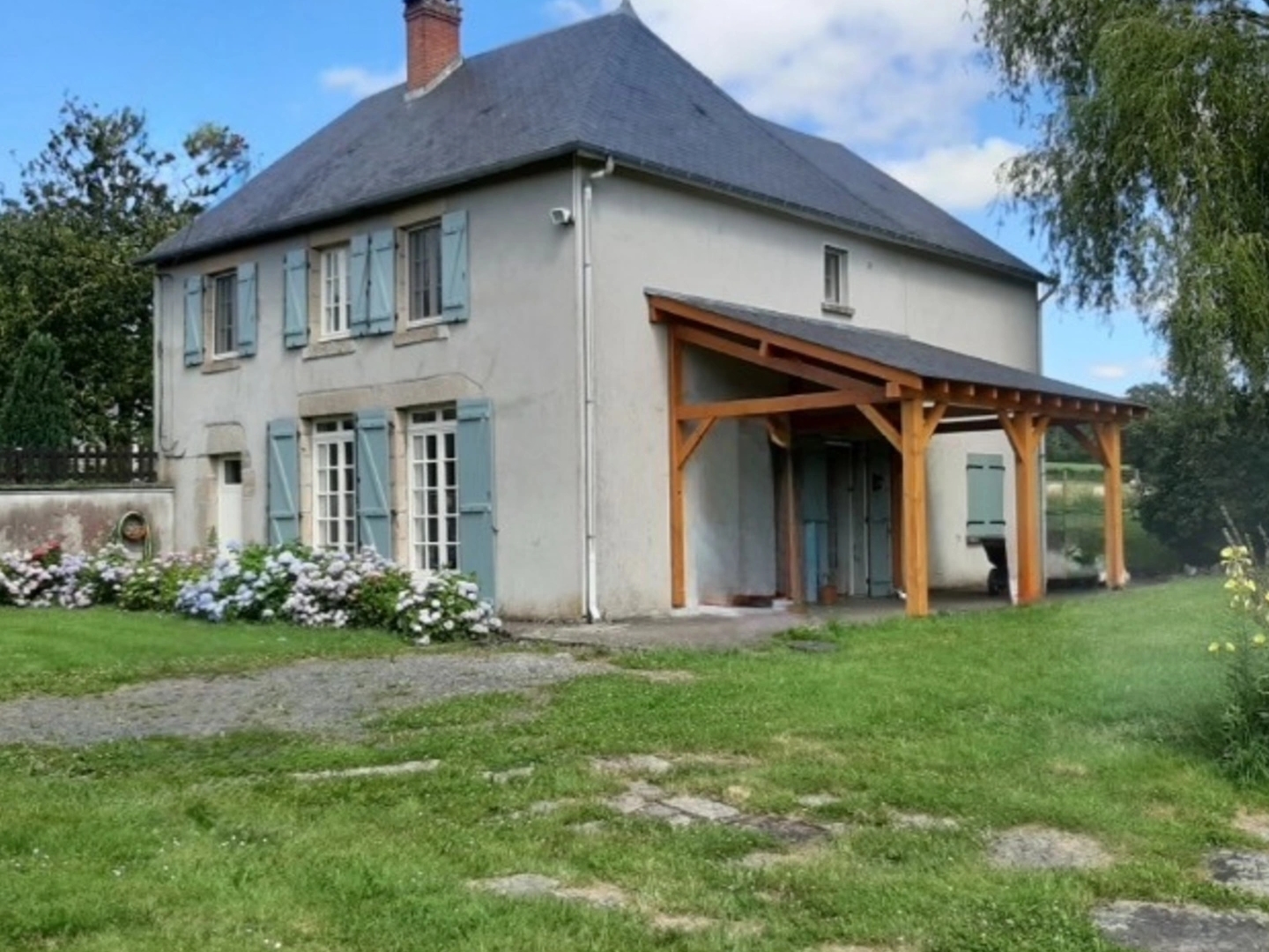 Maison de caractère en pierre, 121 m², 5 chambres avec belles dépendances sur 6 688 m² de terrain 148 500 €