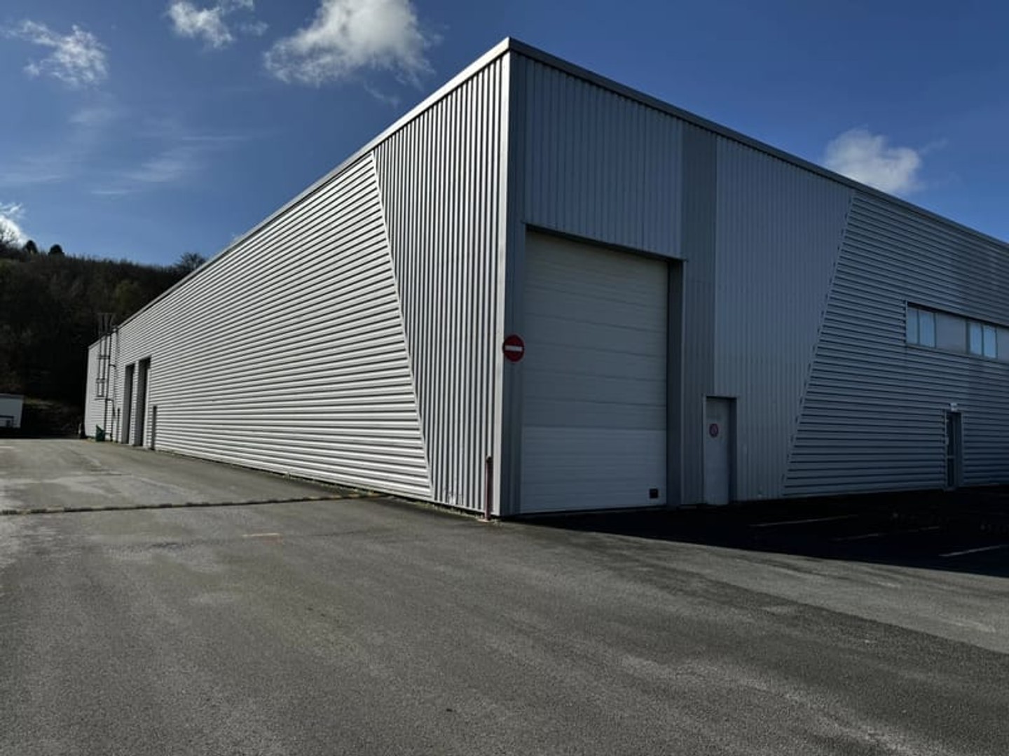 Entrepôt de 1700 m2 avec 2 quais, parking