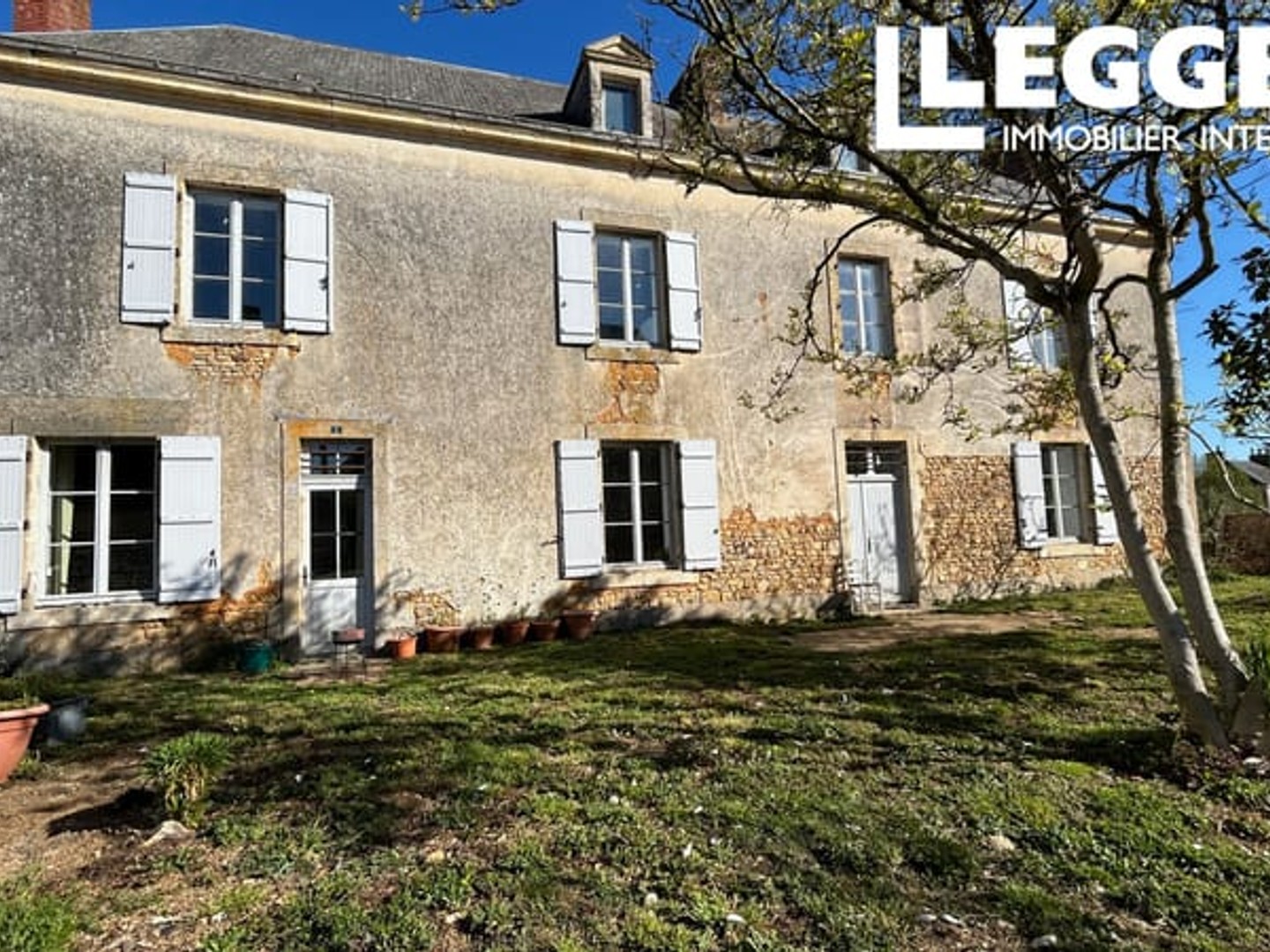 Ancien presbytère élégant et spacieux situé dans un village tranquille, avec 5 chambres et jardin privé