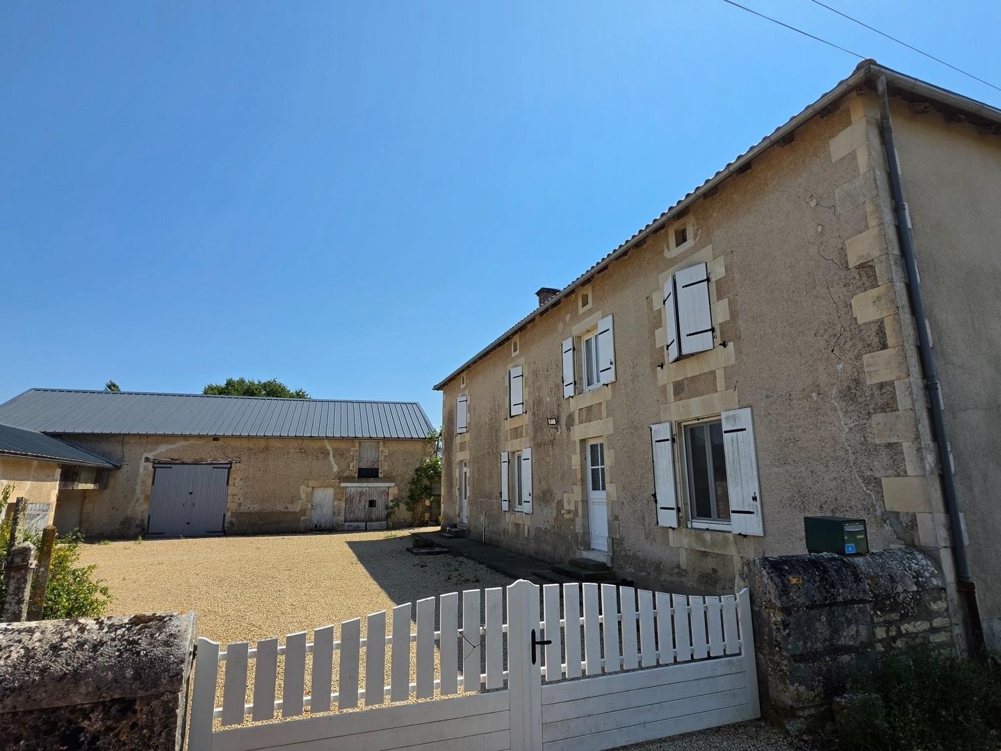 Maison à vendre - 5 pièces - 180m2 - Chapelle-Viviers (86300)