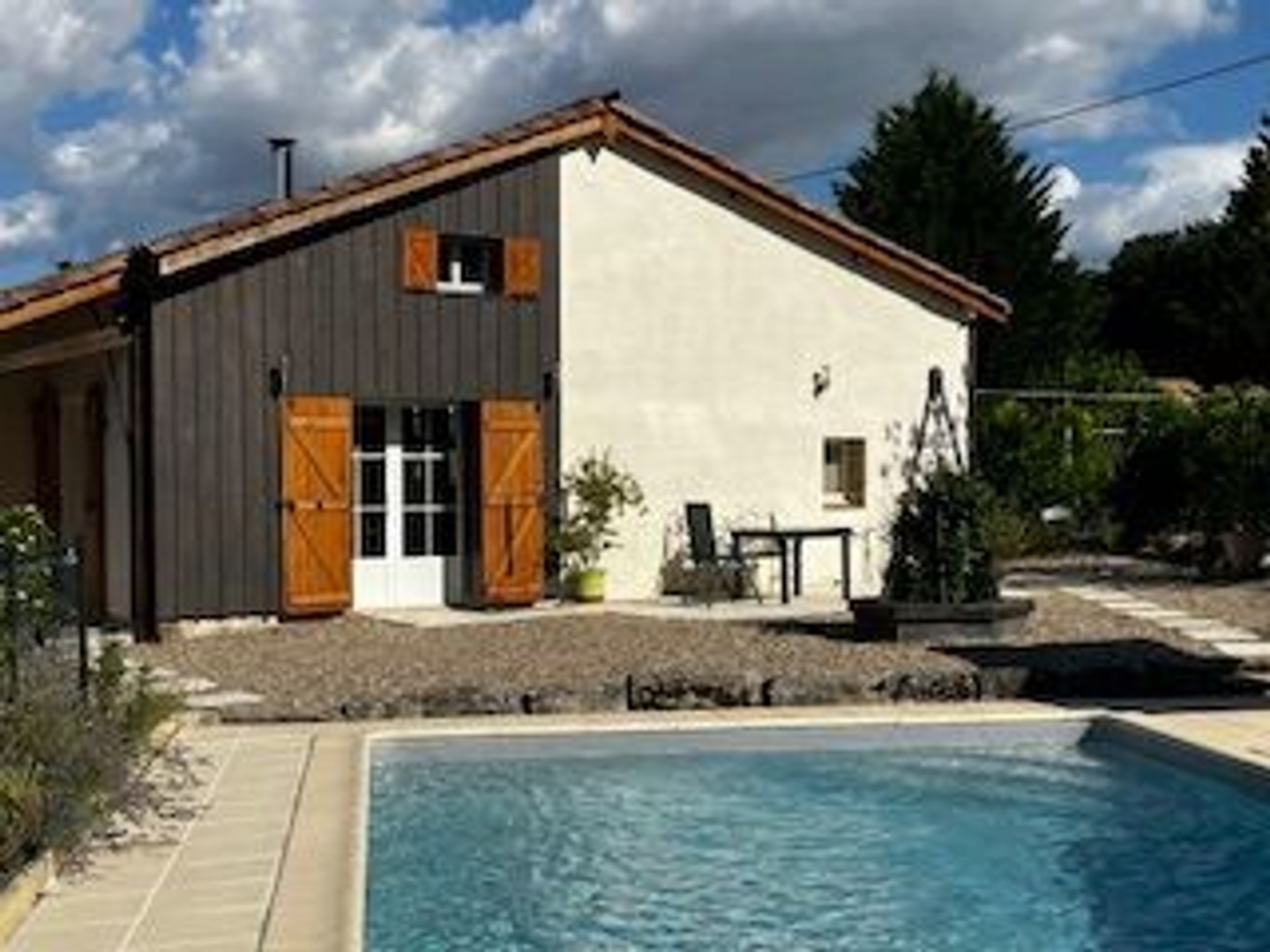 Très belle propriété en pierre entièrement rénovée composée de 2 habitations, 2 piscines, jardin et parcelle boisée