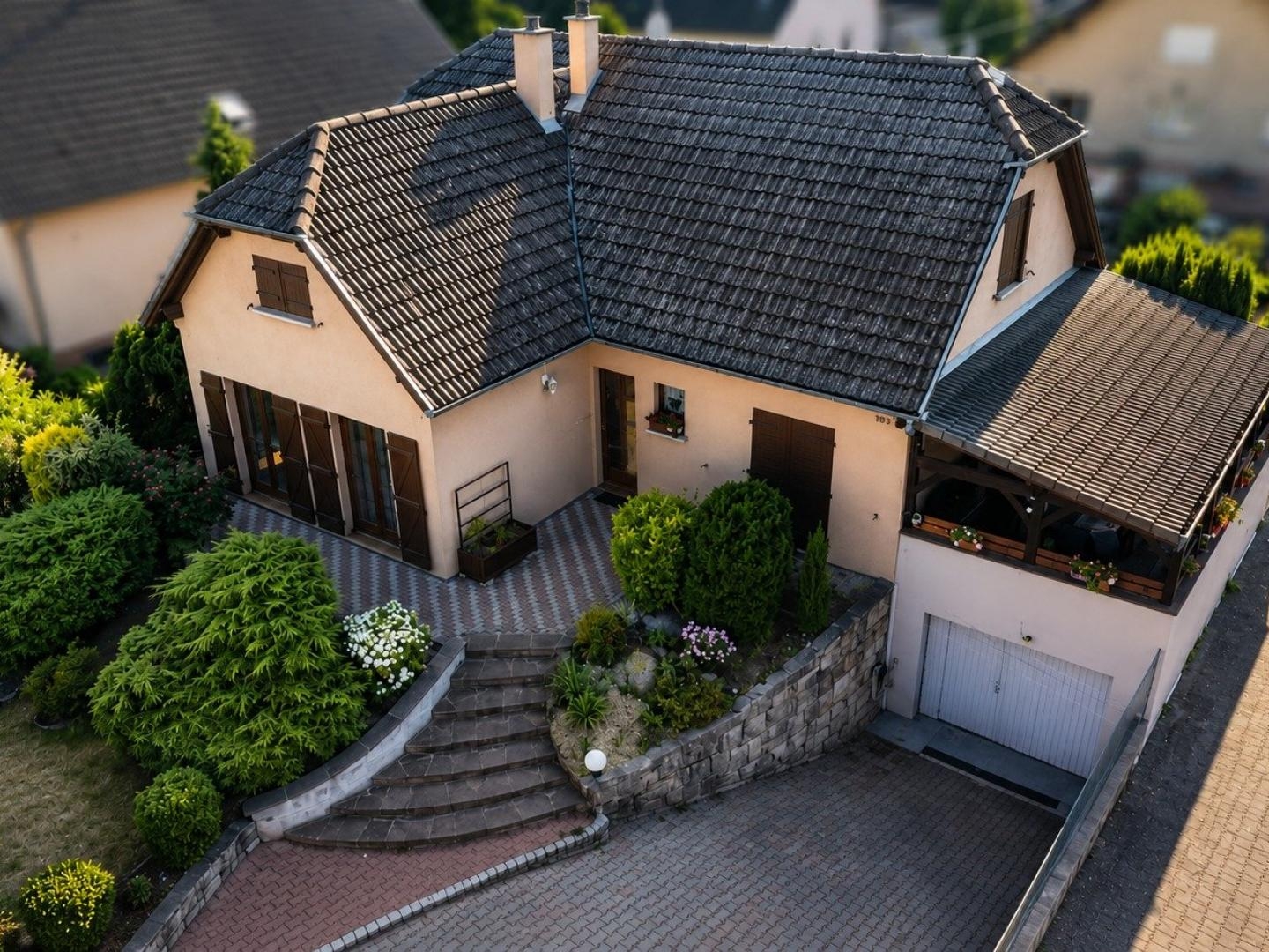Maison familiale avec grand garage.