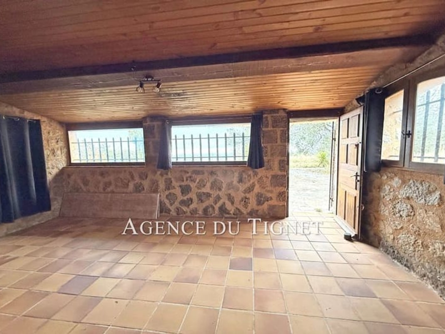 Maison à vendre - 2 pièces - 33m2 - Saint-Cézaire-Sur... (06530)