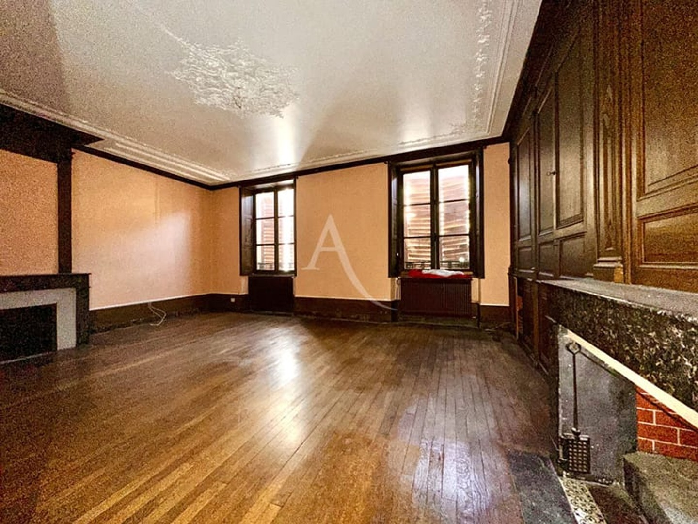 Hôtel 1623 m²