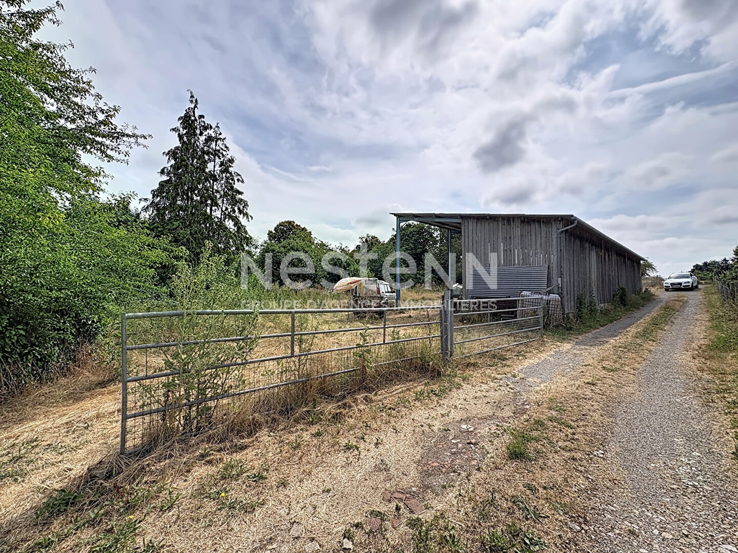 Terrain avec hangar