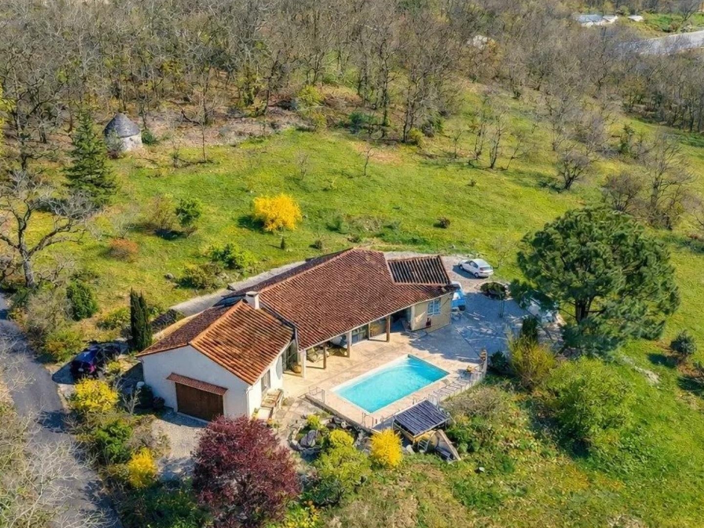 Maison avec piscine située dans un bel environnement privilégié avec une vue imprenable, cette maison offre de beaux volumes et