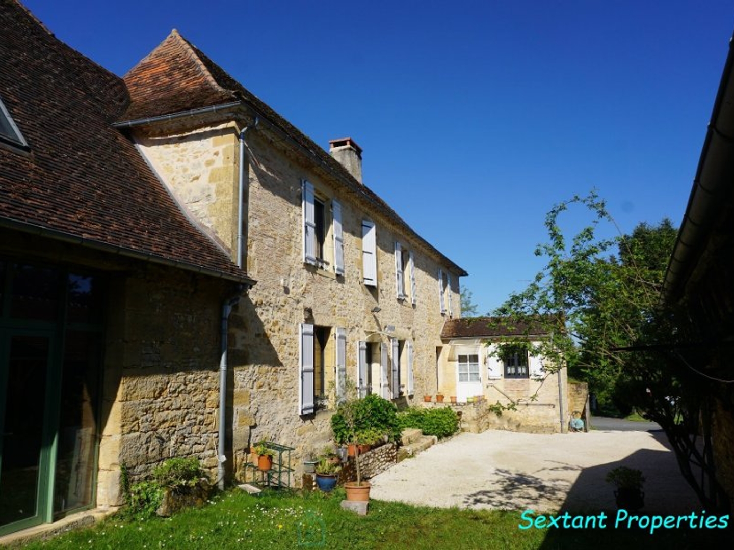 Maison à vendre - 11 pièces - 298m2 - Excideuil (24160)