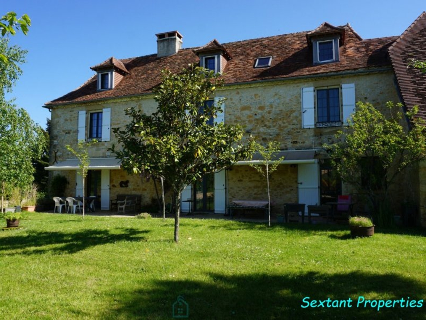 Maison à vendre - 11 pièces - 298m2 - Excideuil (24160)