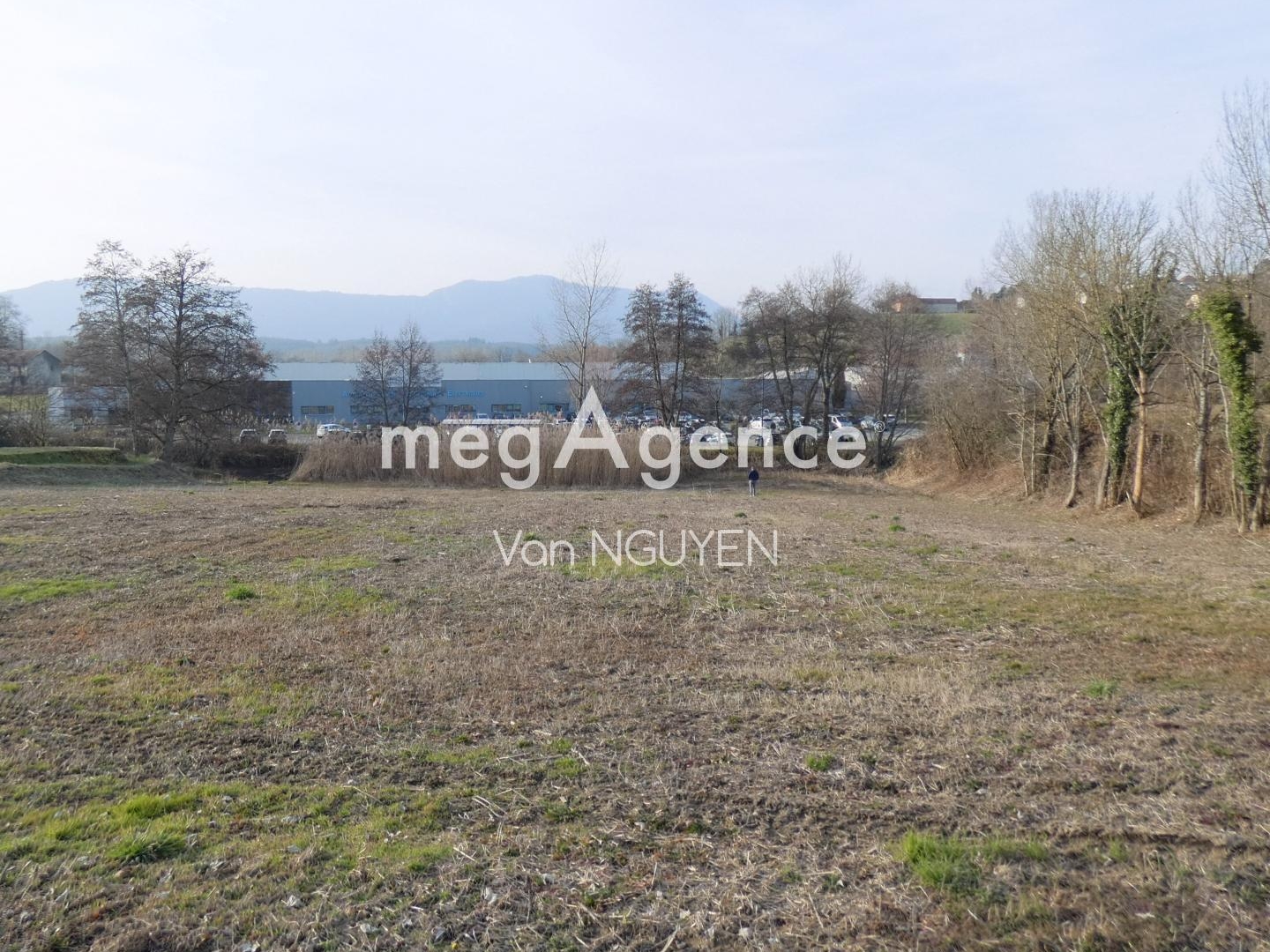 Terrain d'environ 1250m2 en zone UXa à vocation activités