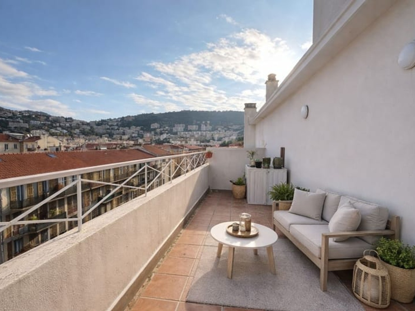 NICE RIQUIER-PORT, DERNIER ETAGE, TERRASSES, TRAVERSANT, 3PIECES, 66m², VUE DEGAGEE, CAVE