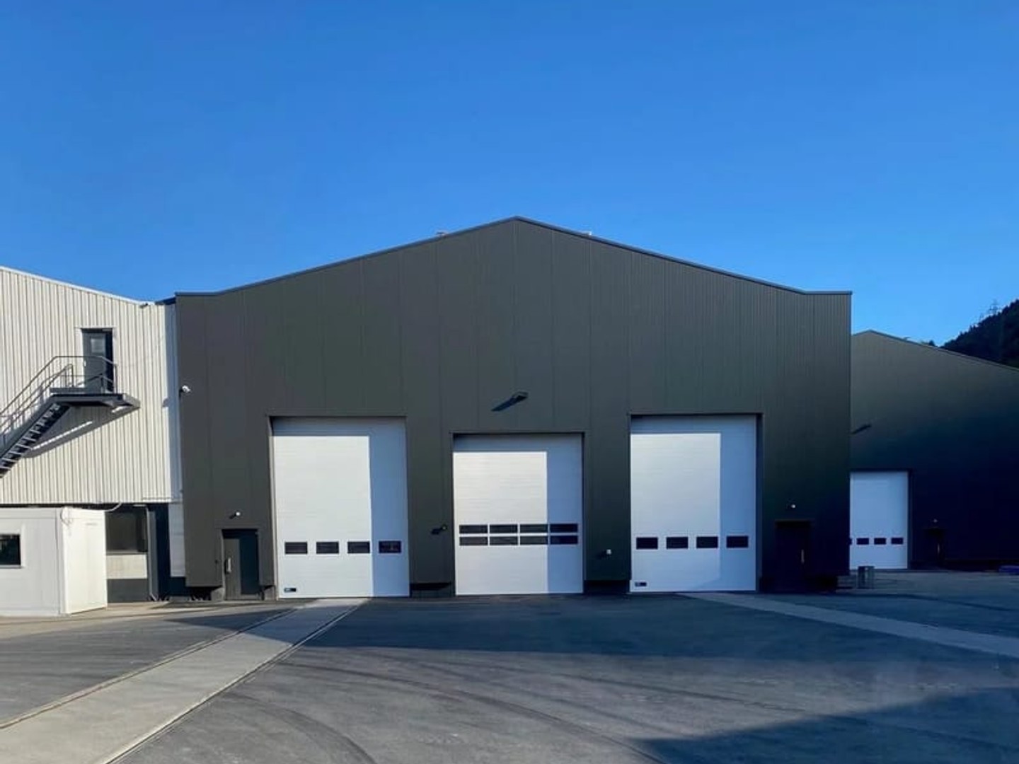 À LOUER - Bâtiment industriel de 2 000 m² avec bureaux et quais