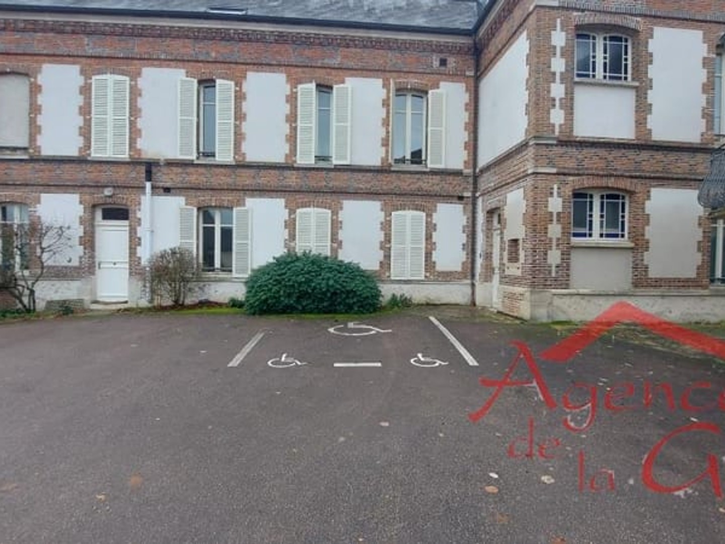 Bureau 6 pièces 292 m²