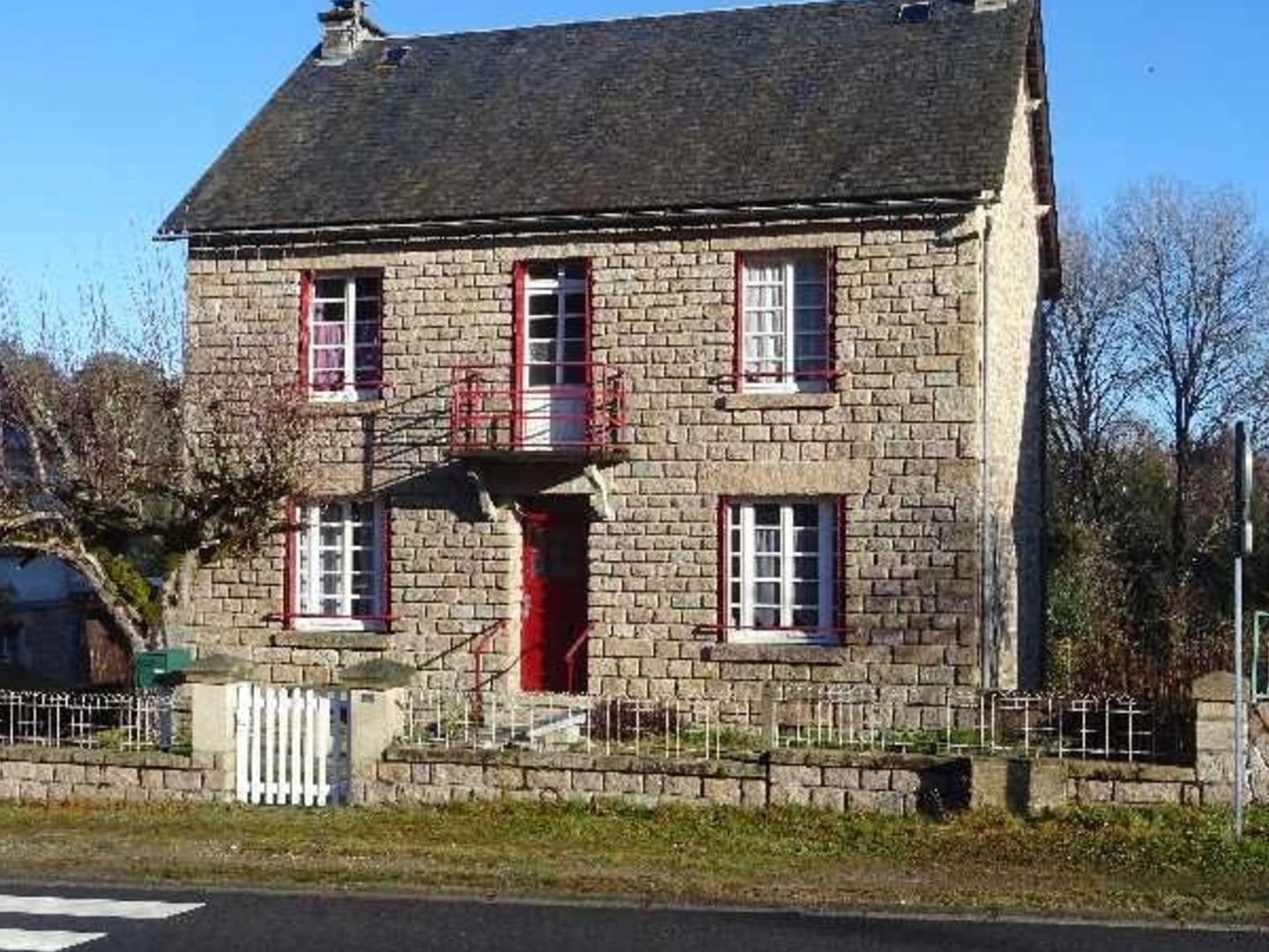 A BUGEAT EN HAUTE CORREZE GRANDE MAISON PIERRE DE 120 M² 5 CHAMBRES