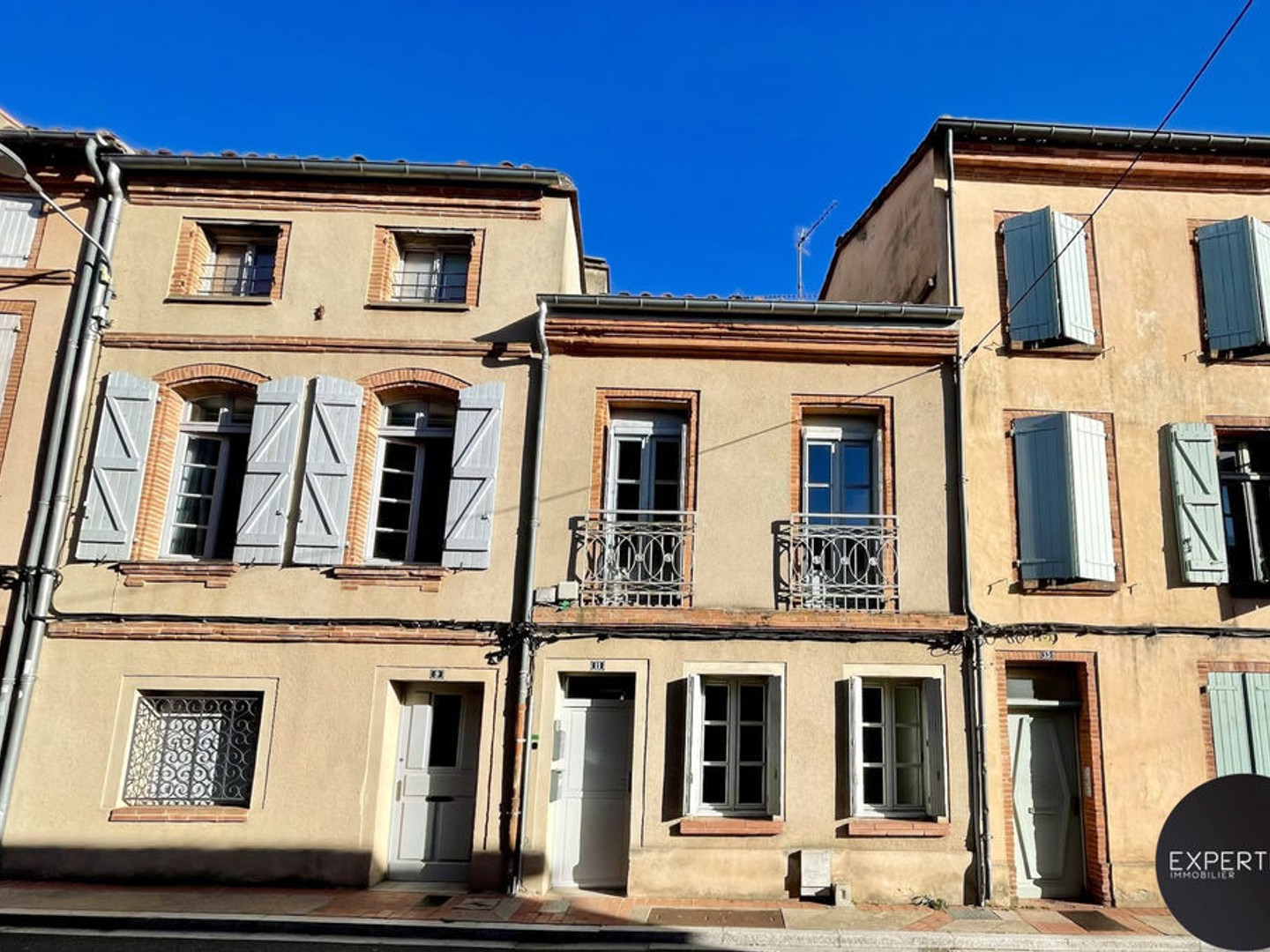 À vendre immeuble avec deux logements en excellent état