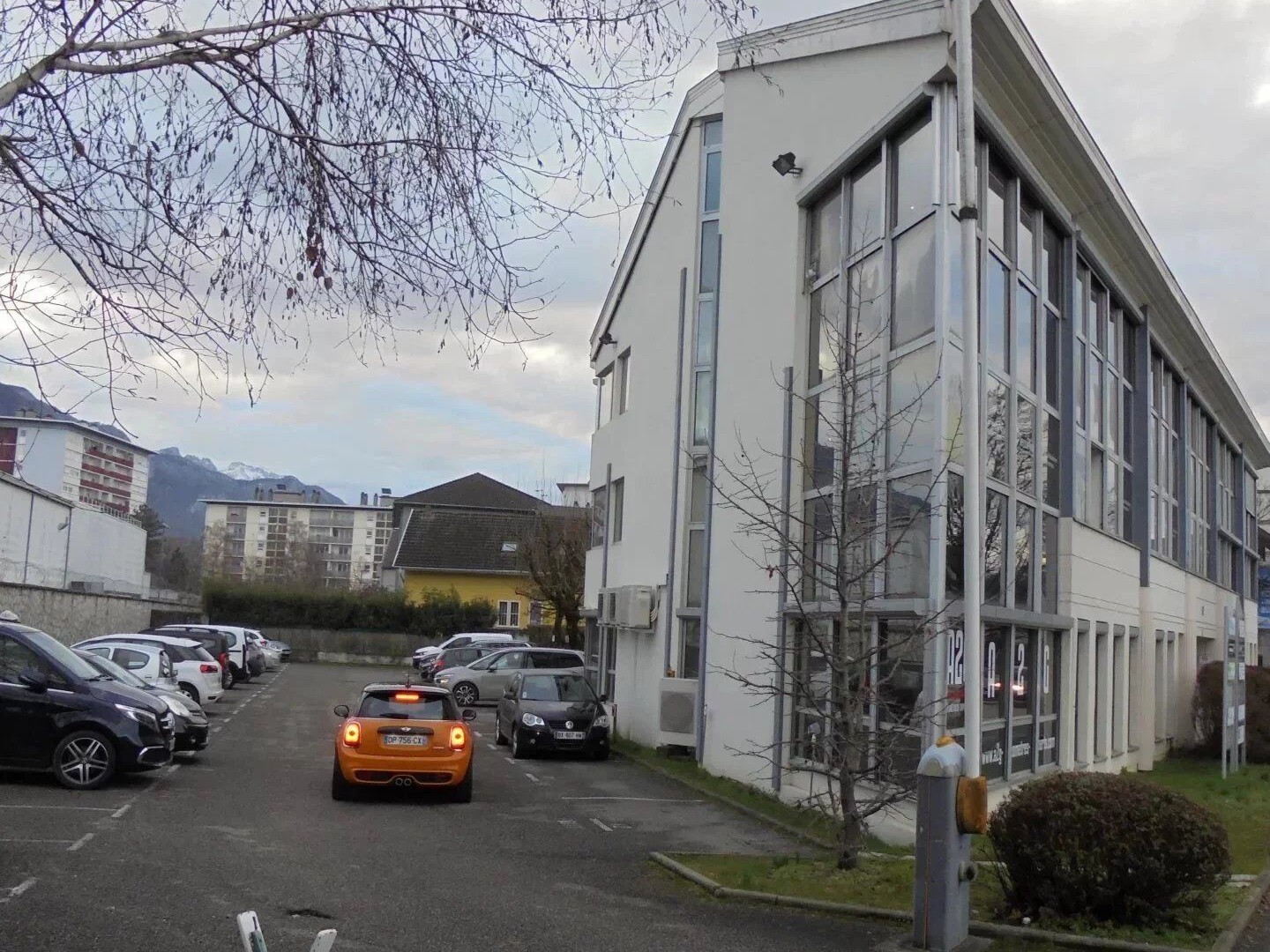 3 Bureaux, 1 cave, 6 place de parking
