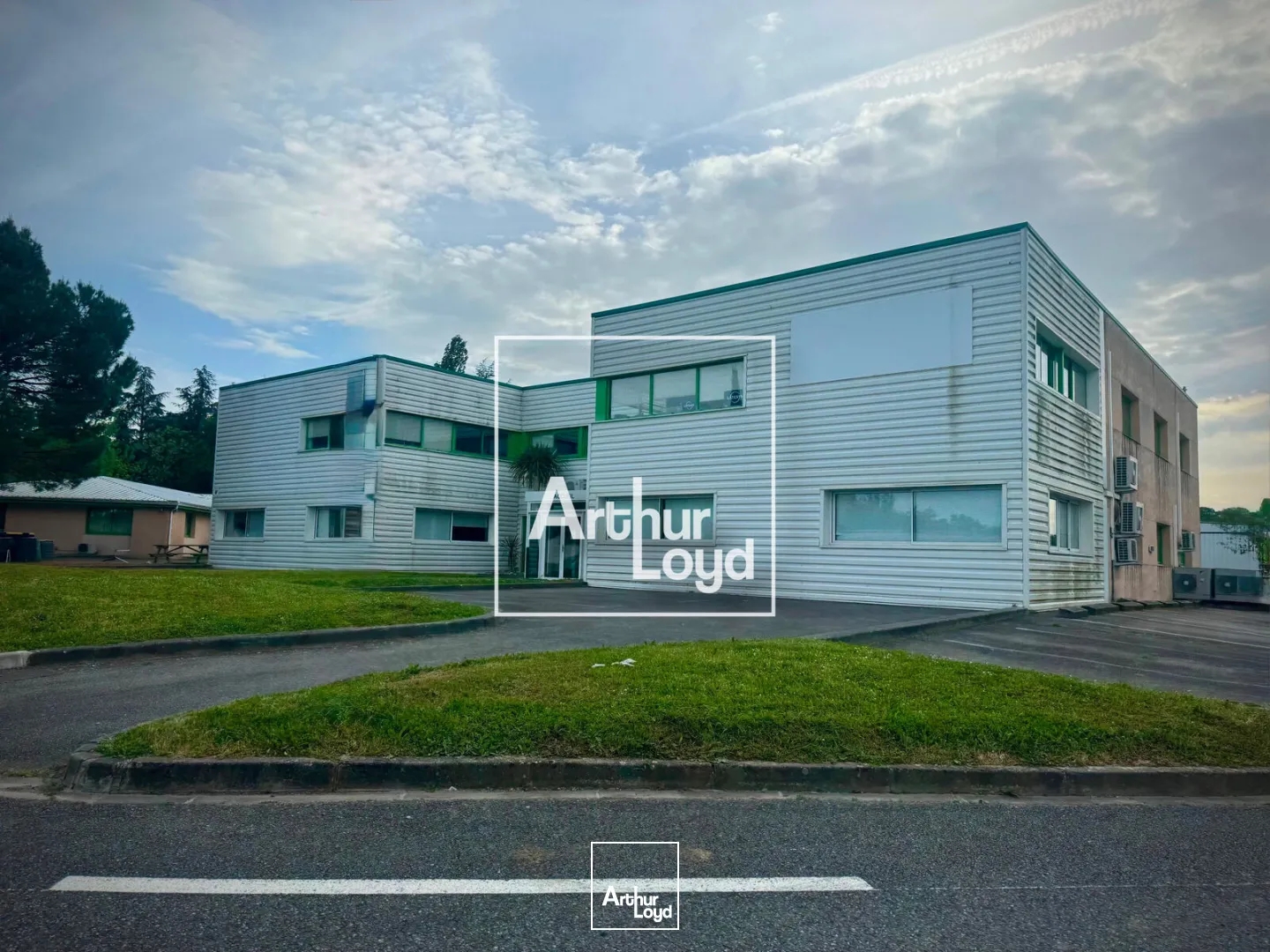 BUREAUX À VENDRE À SAINTE-FOY-D'AIGREFEUILLE - BÂTIMENT INDÉPENDANT CLIMATISÉ