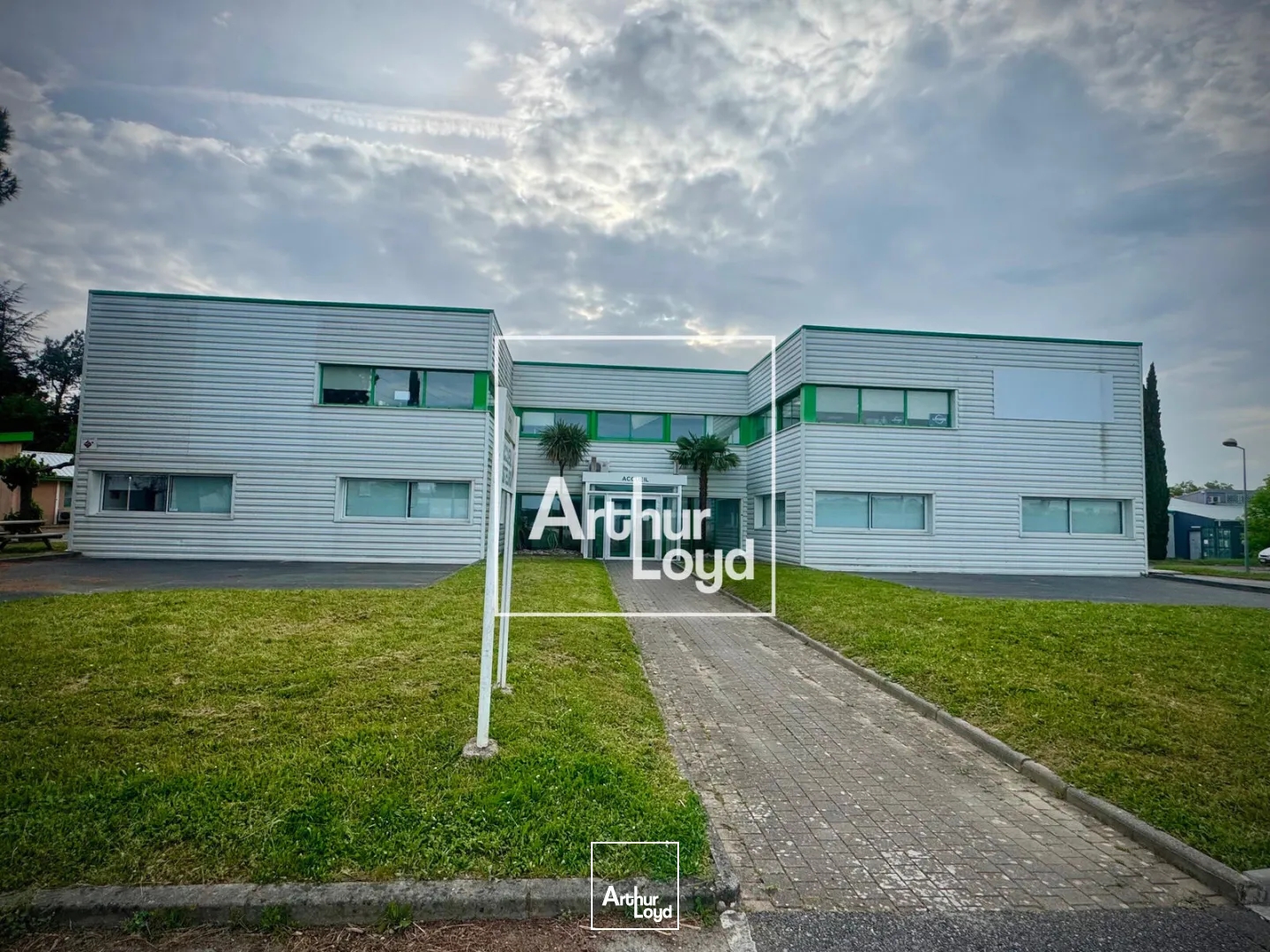 Bureaux à vendre - 1600m2 - Sainte-Foy-D'aigr... (31570)