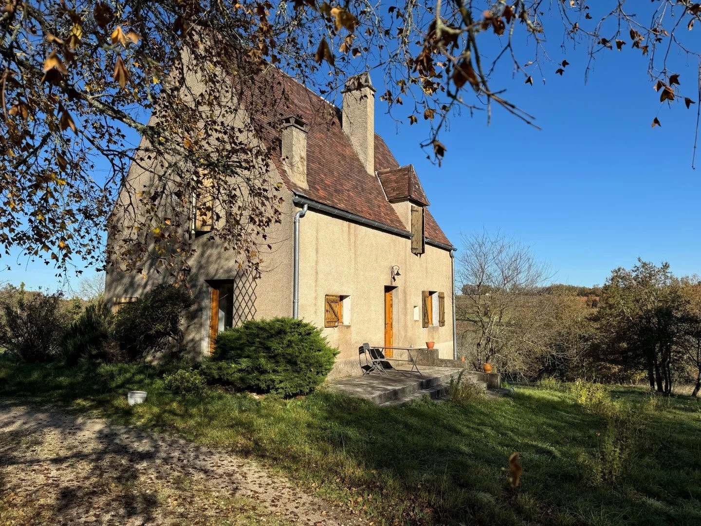 Agréable maison familiale avec garage, sur terrain de 2.8 ha pro