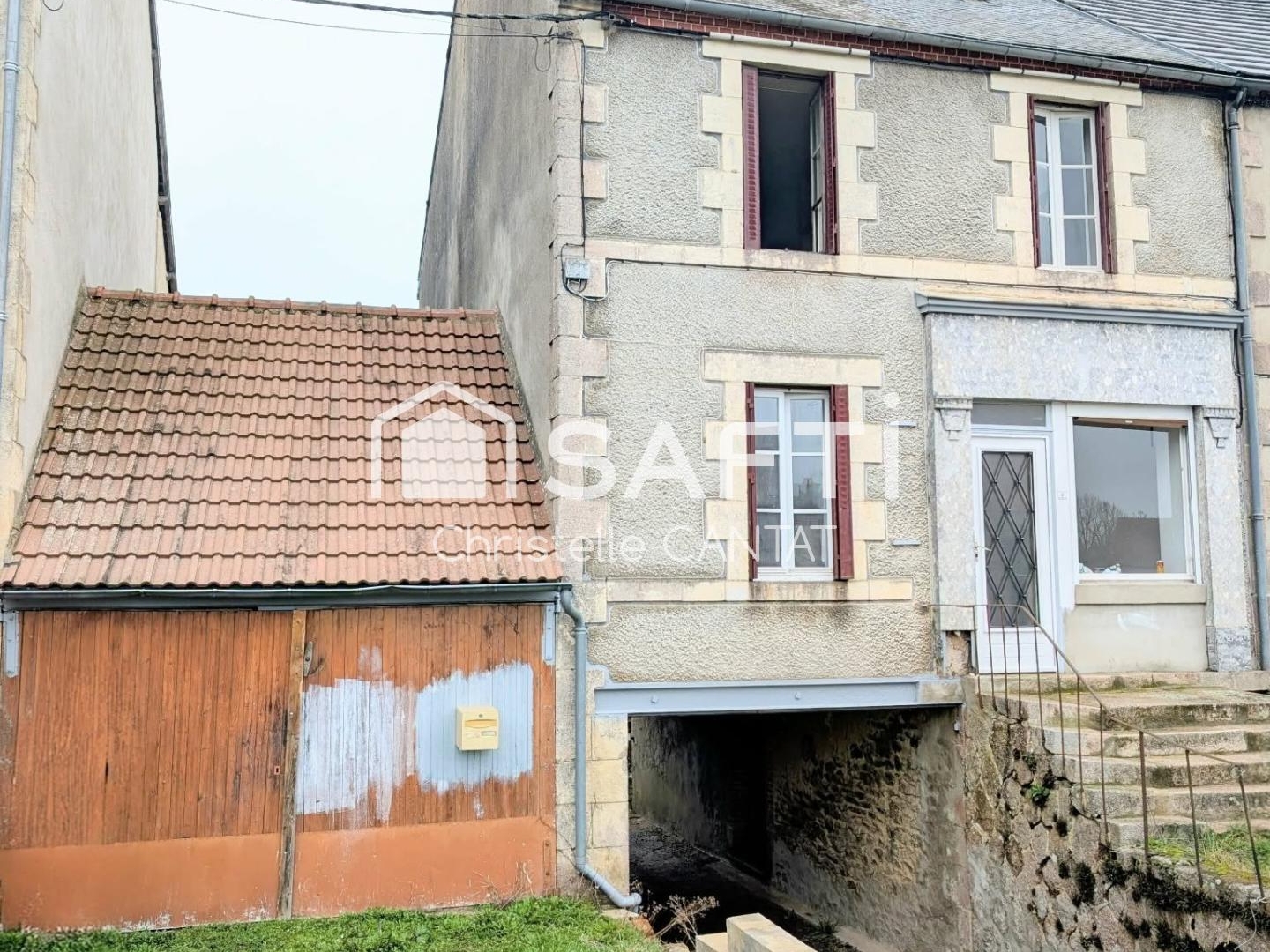 Maison de village, 4 chambres, terrain, garage.