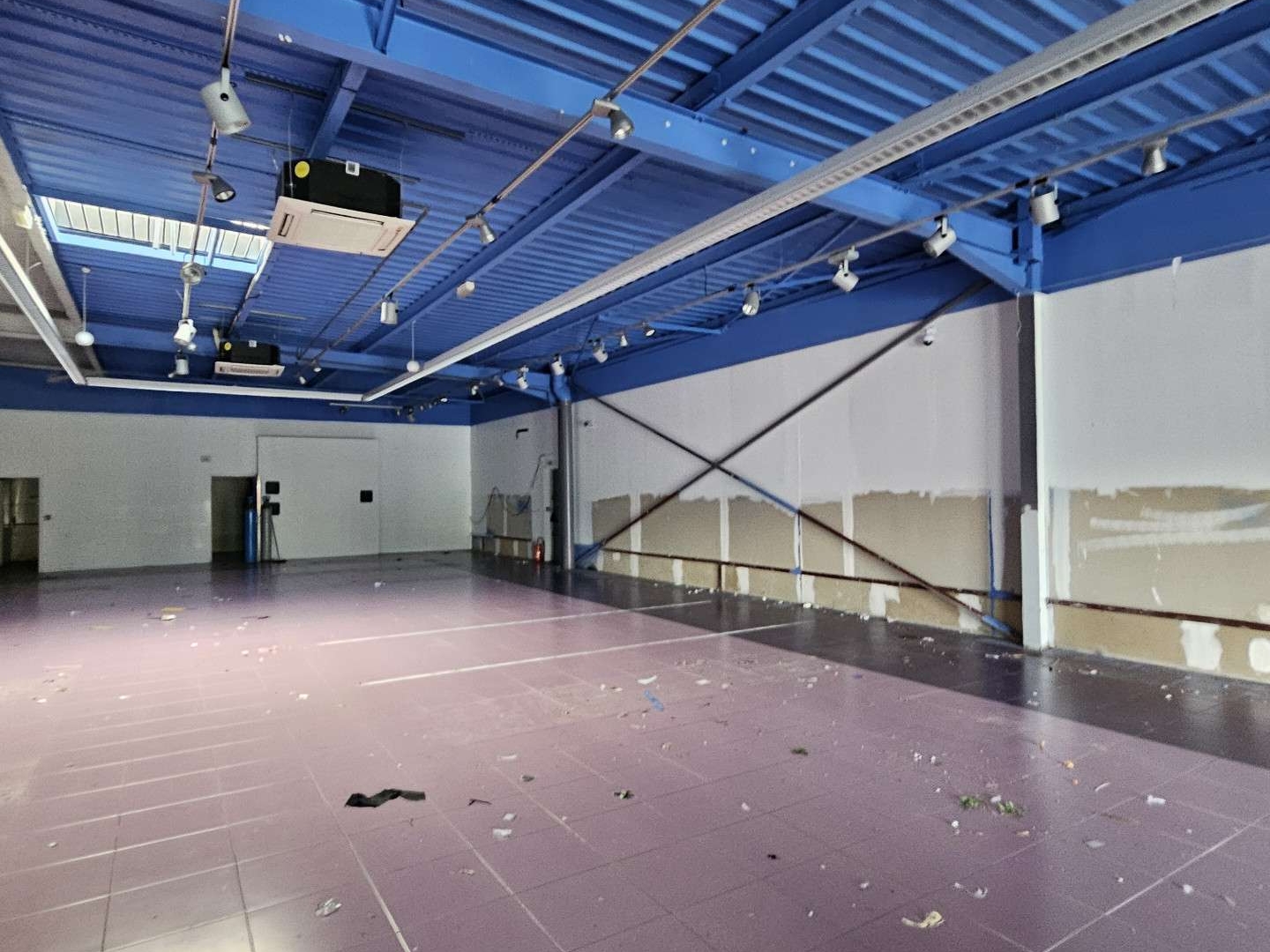 AV local commercial 1140m² à Tourlaville Cap Nord