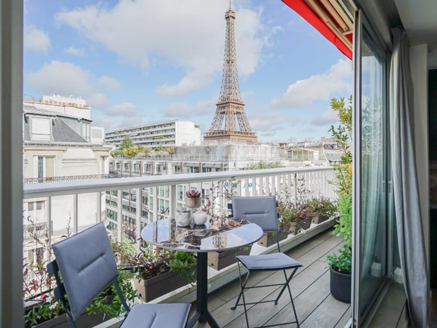 Paris 15e - SUFFREN / FÉDÉRATION - Appartement à vendre - 5 pièces - 86,01m² Carrez - 2 chambres - Balcon filant - Vue tour Eiffel - Rénové.
