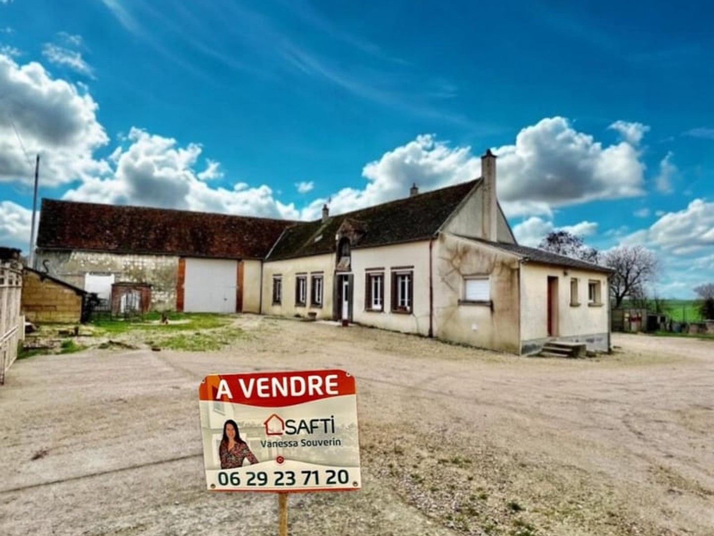 Longère avec vastes dépendances sur 1180 m2 clos