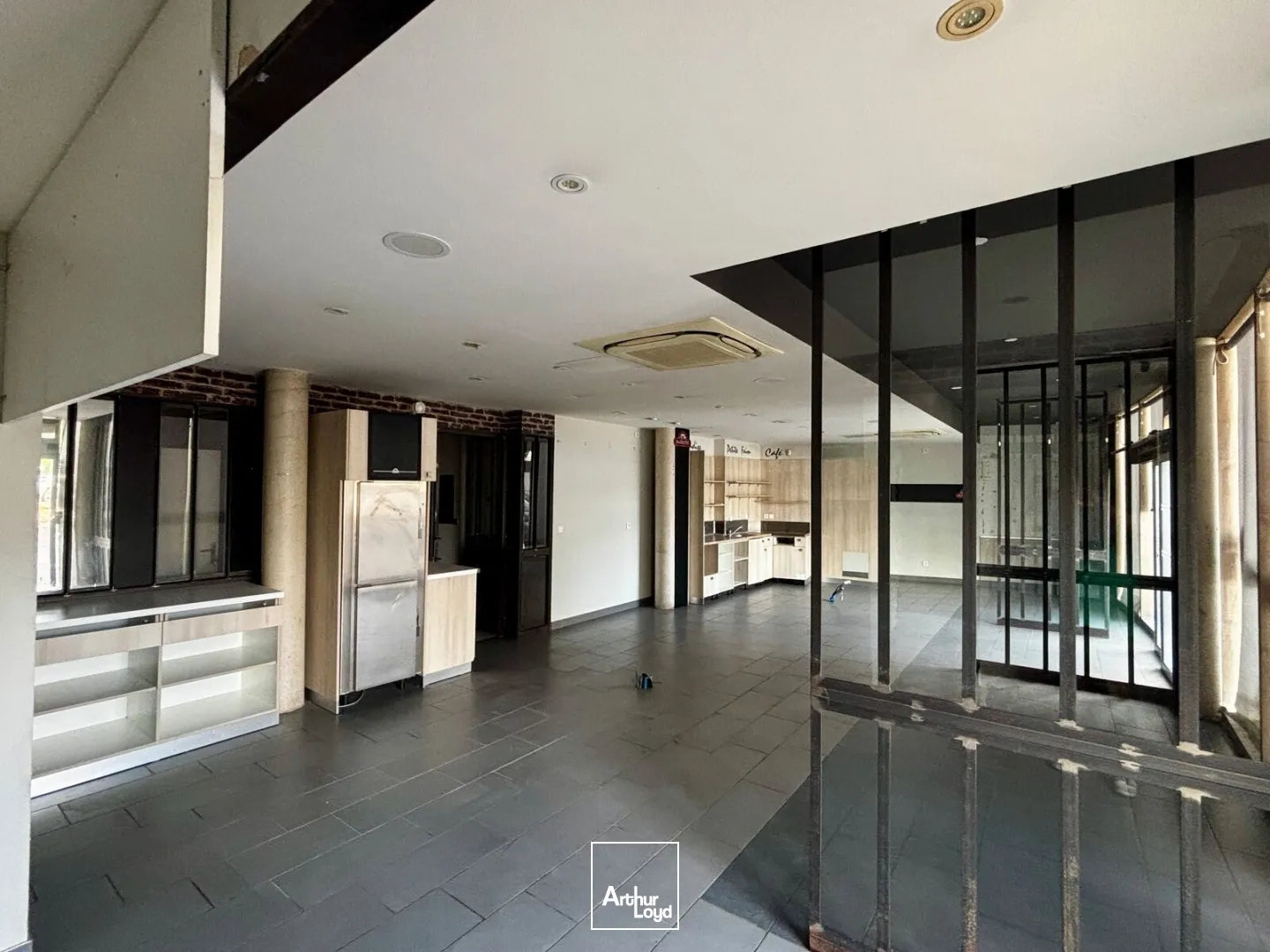 Local commercial 360 m² à vendre à Béziers - Double visibilité, 31,5 ml de façade et stationnement privatif