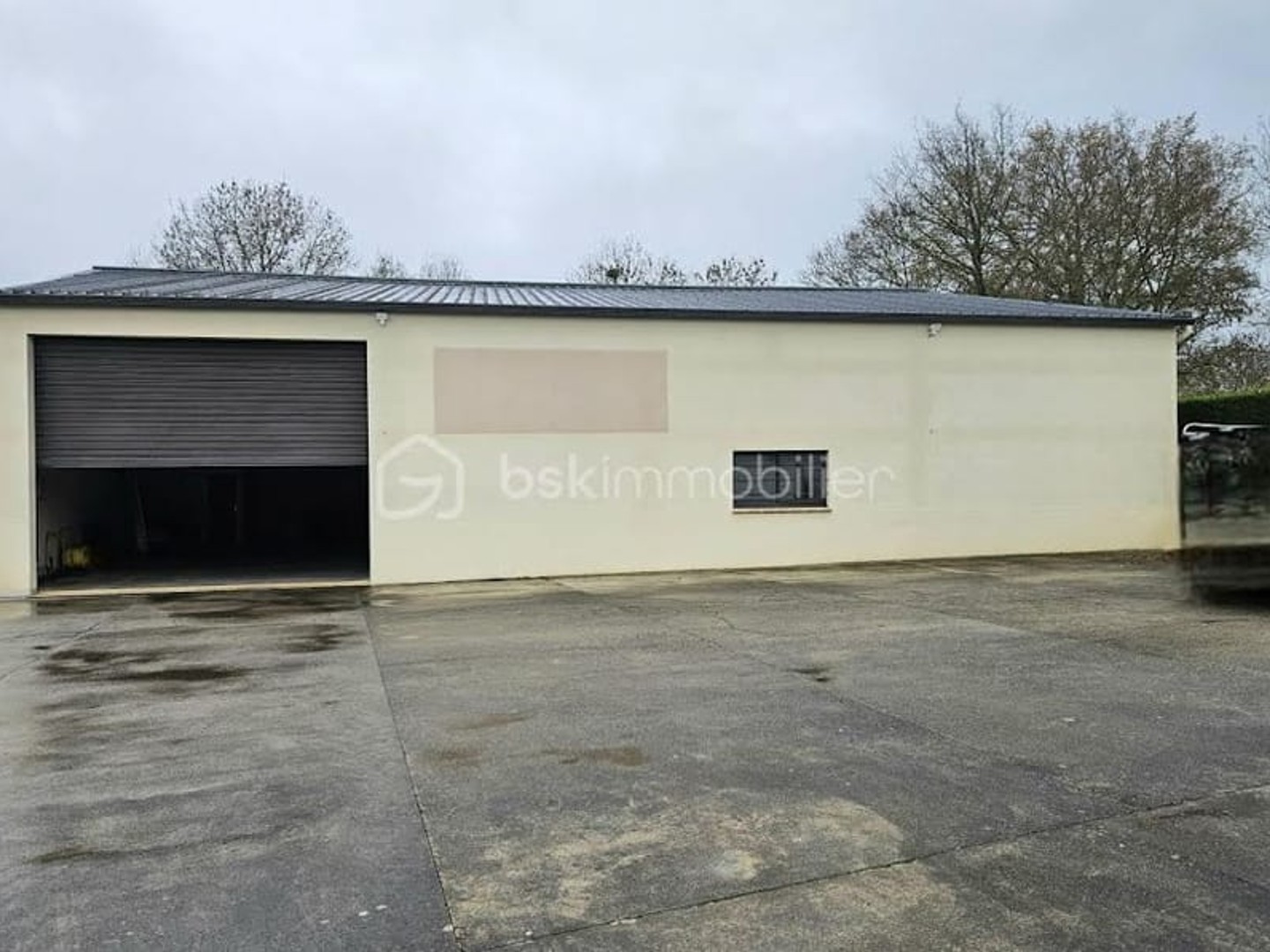 Local 1 pièce 300 m²