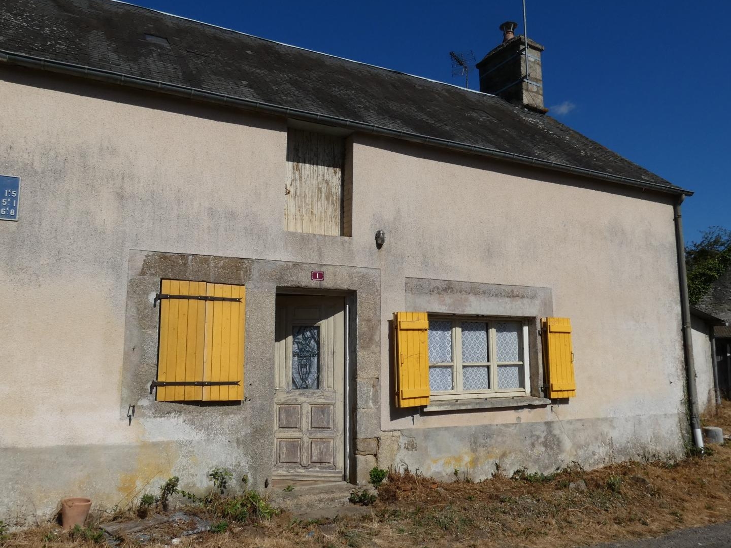 Petite maison en pierre près de Gandelain.