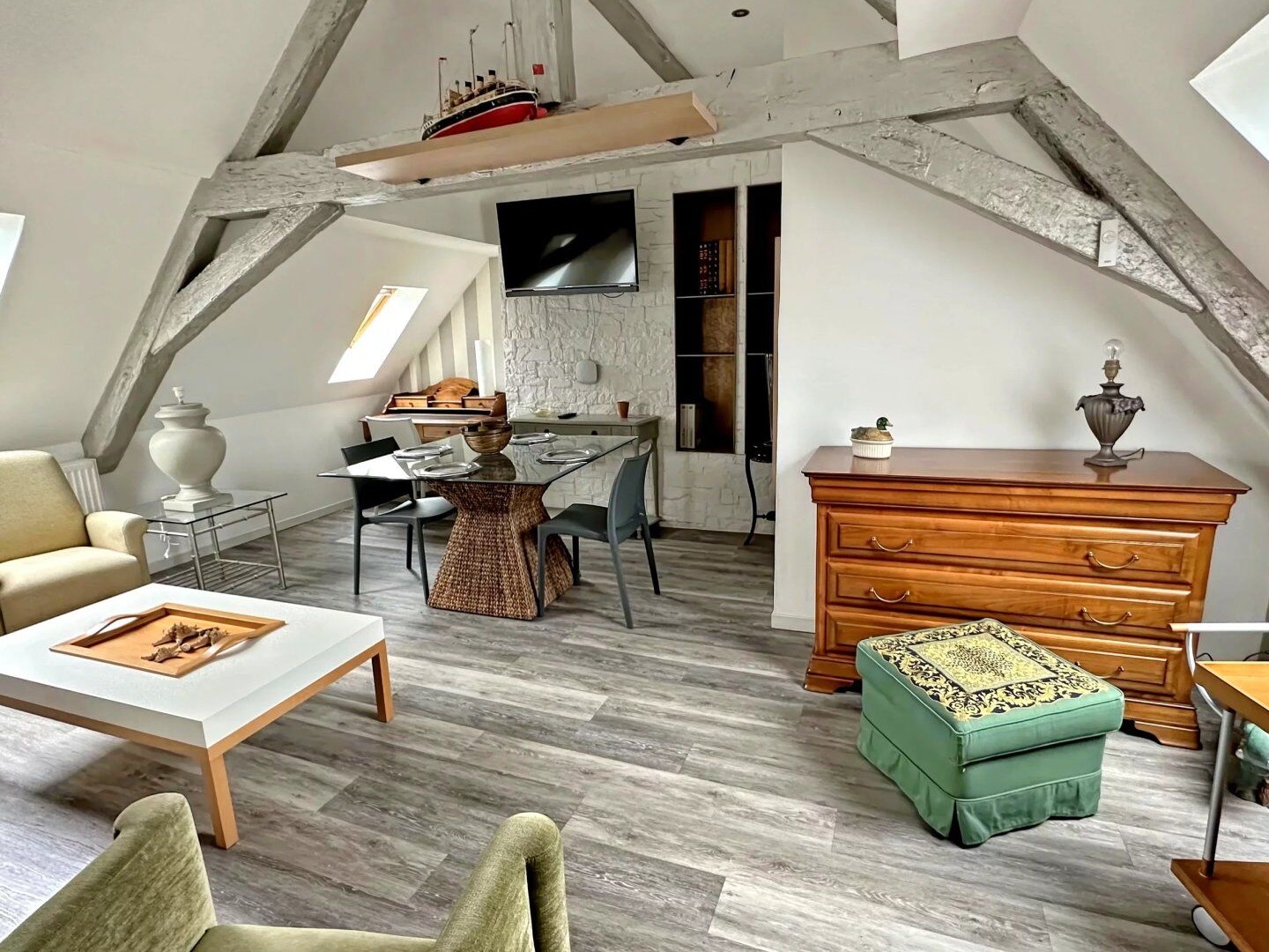 6 APPARTEMENTS RÉNOVÉS MEUBLÉS