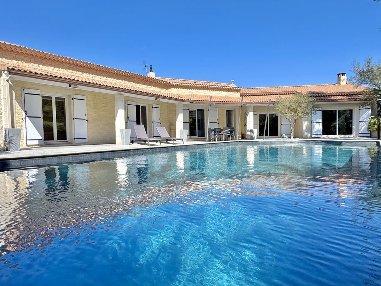 Villa de Type 6 avec piscine, terrain arboré, garage et Pool-house