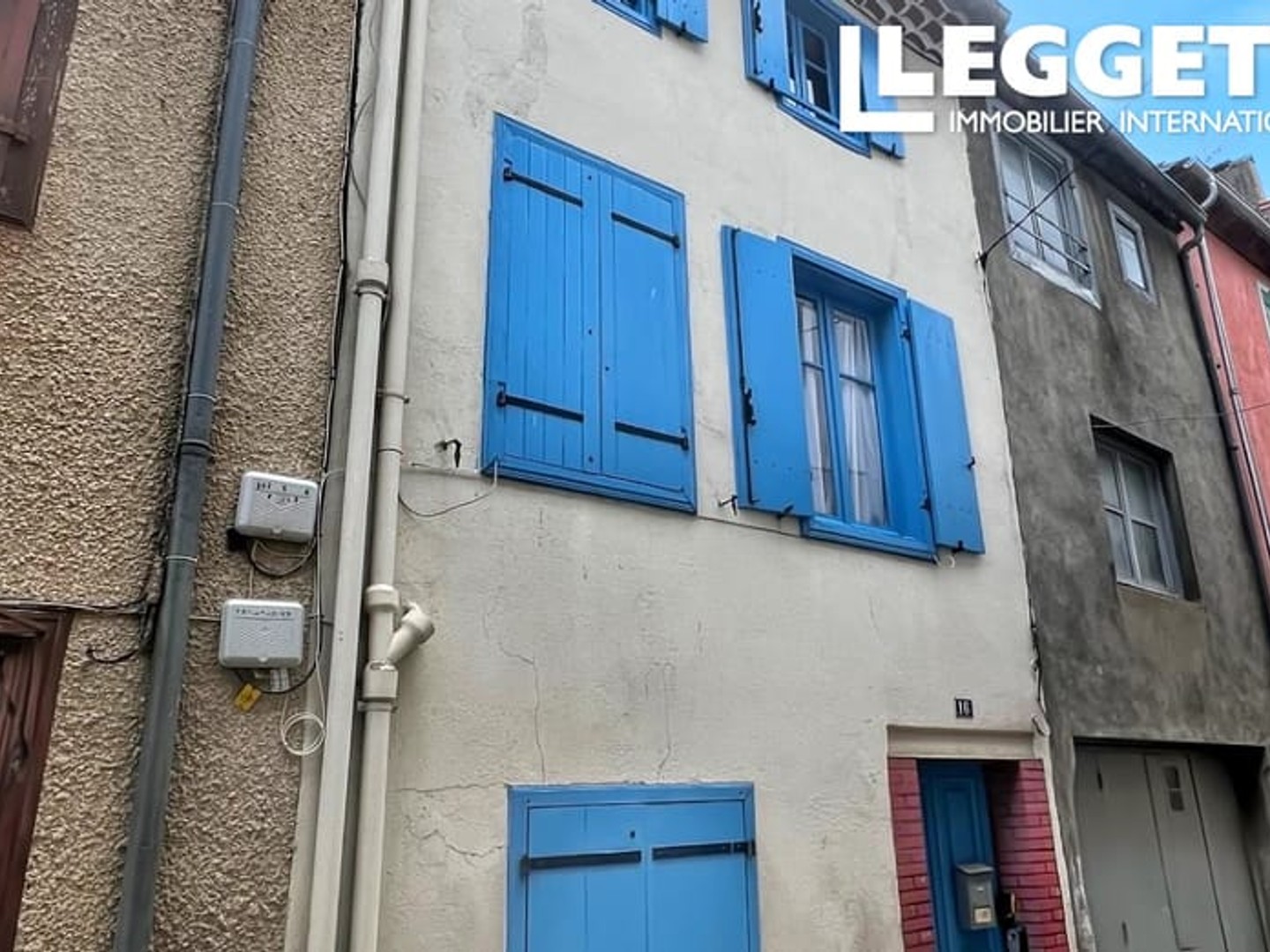 Charmante maison de ville comprenant un studio au rez-de-chaussée et un appartement d'une chambre.