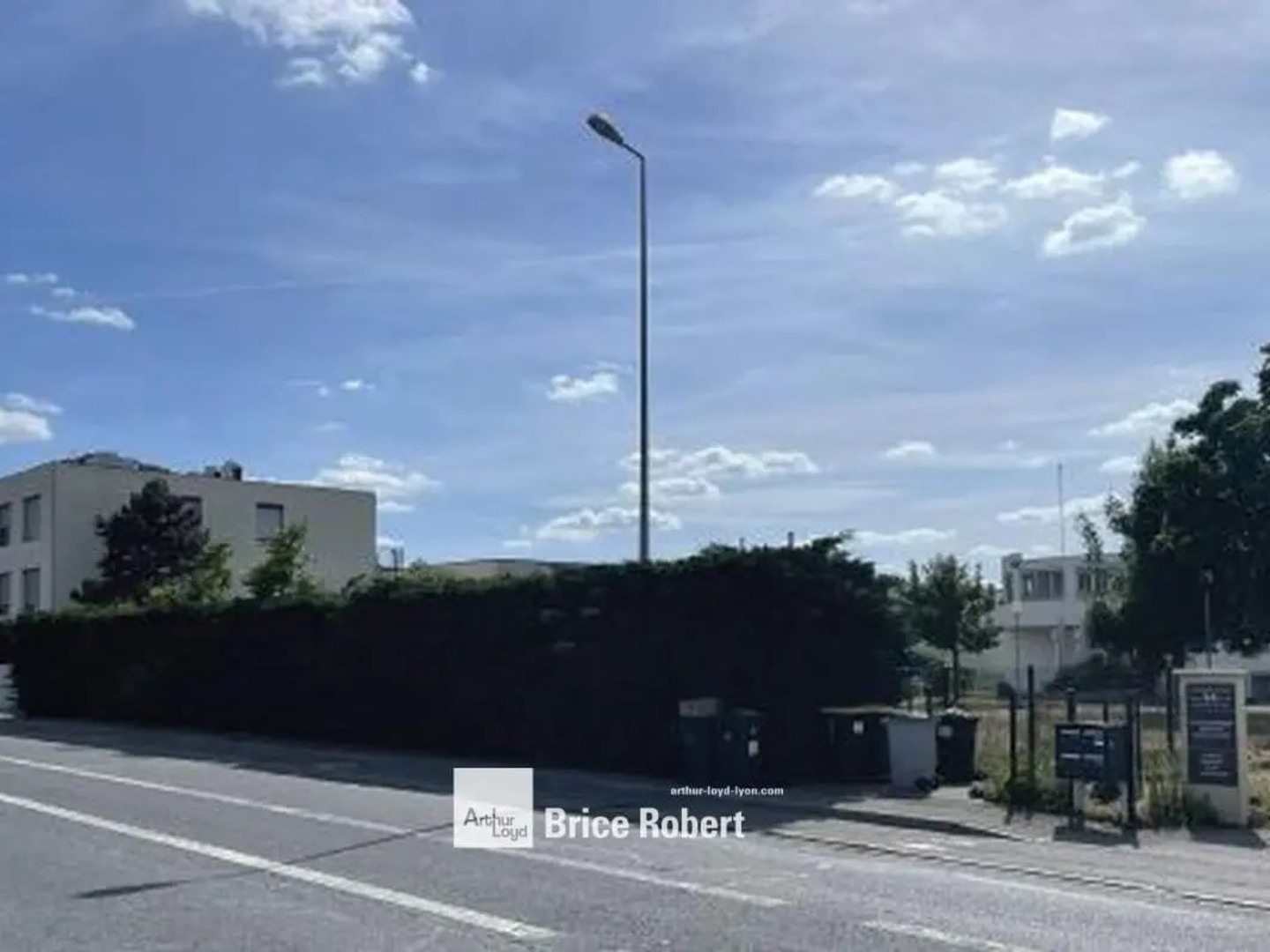 Bâtiment d'activités indépendant à louer ou vendre à Chassieu avec visibilité
