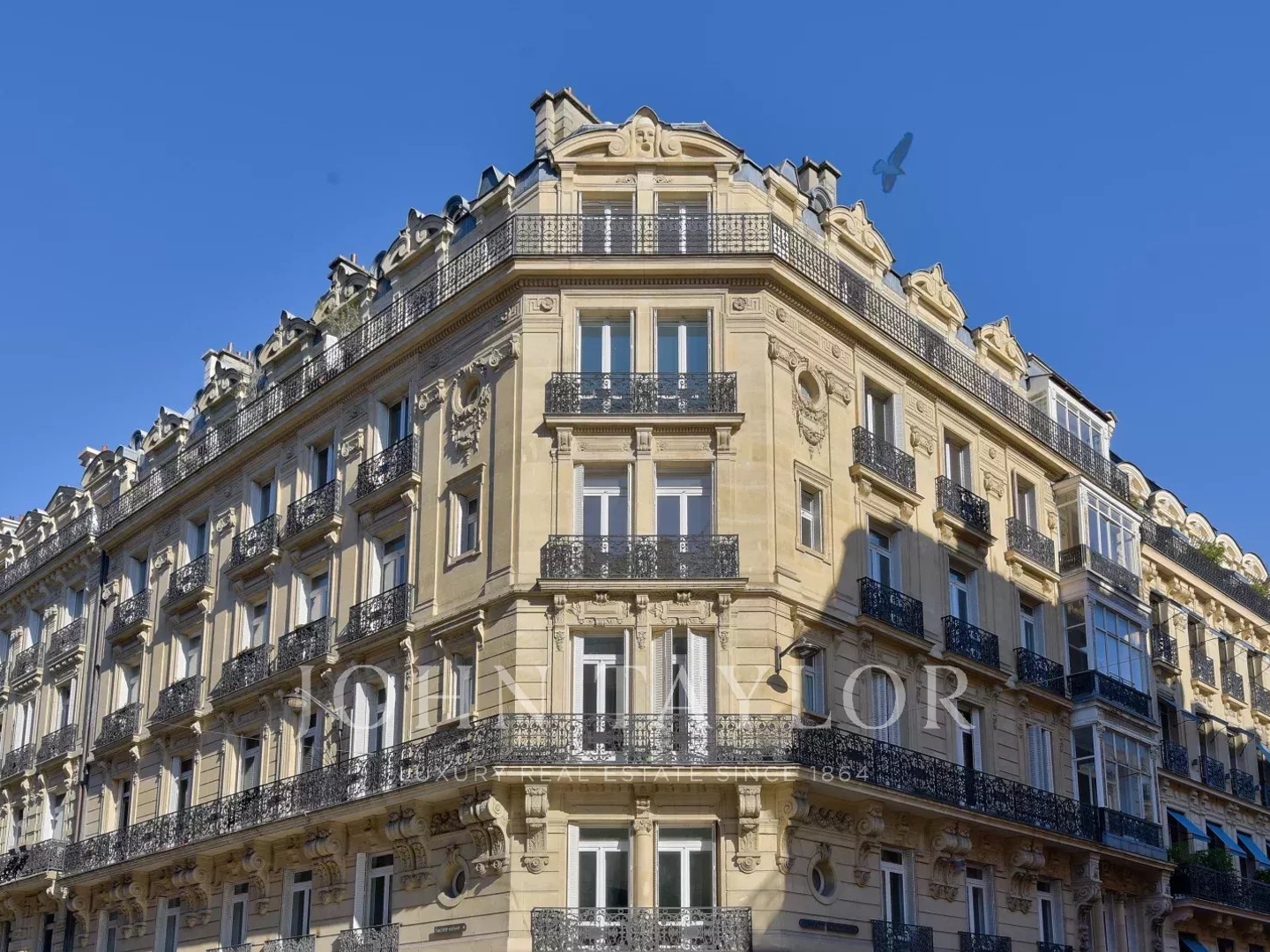 Appartement haussmannien, entouré de balcons, au 5e étage