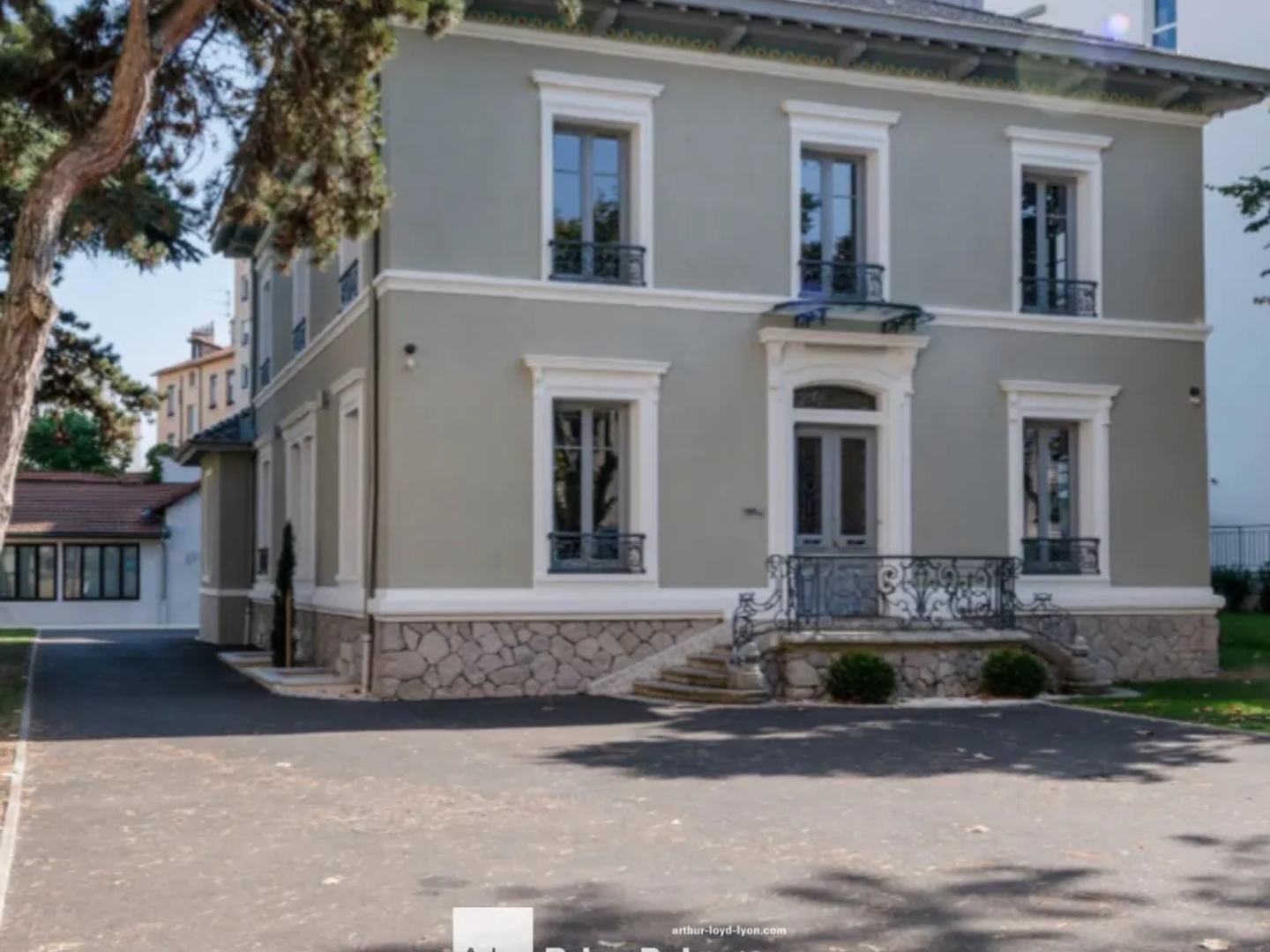 Maison bourgeoise à vendre bureaux Lyon 8 avec terrain clos sécurisé